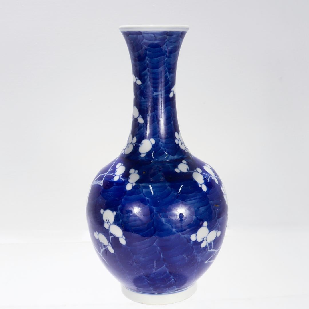 Exportation chinoise Vase chinois ancien ou ancien en forme de médaillon à motif de prunus ou de Hawthorne en vente