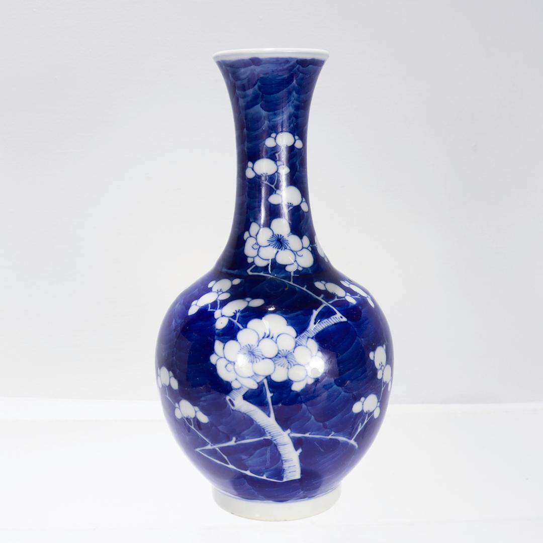 Chinois Vase chinois ancien ou ancien en forme de médaillon à motif de prunus ou de Hawthorne en vente