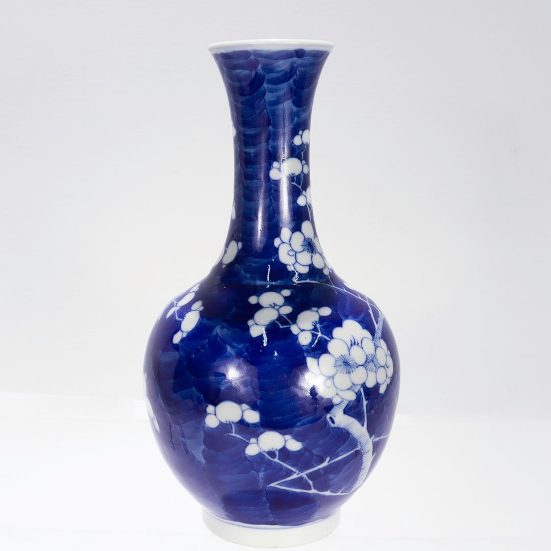 Vase chinois ancien ou ancien en forme de médaillon à motif de prunus ou de Hawthorne Bon état - En vente à Philadelphia, PA