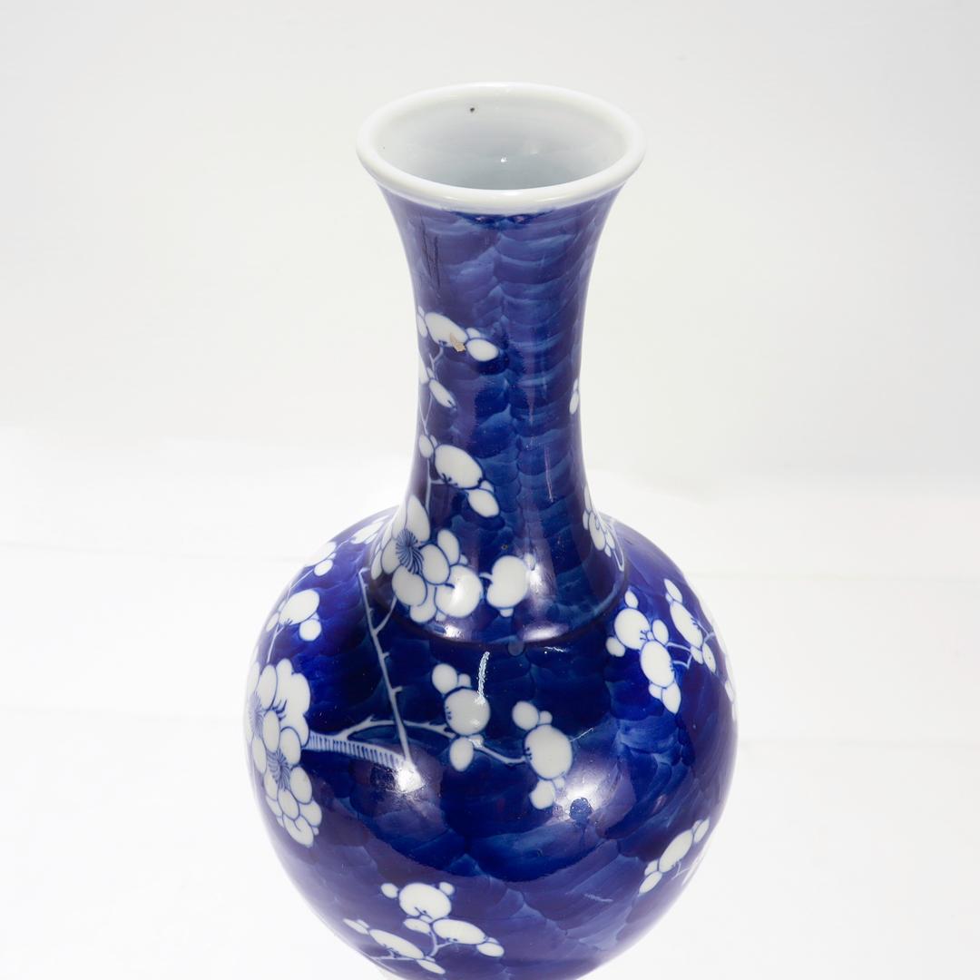 20ième siècle Vase chinois ancien ou ancien en forme de médaillon à motif de prunus ou de Hawthorne en vente