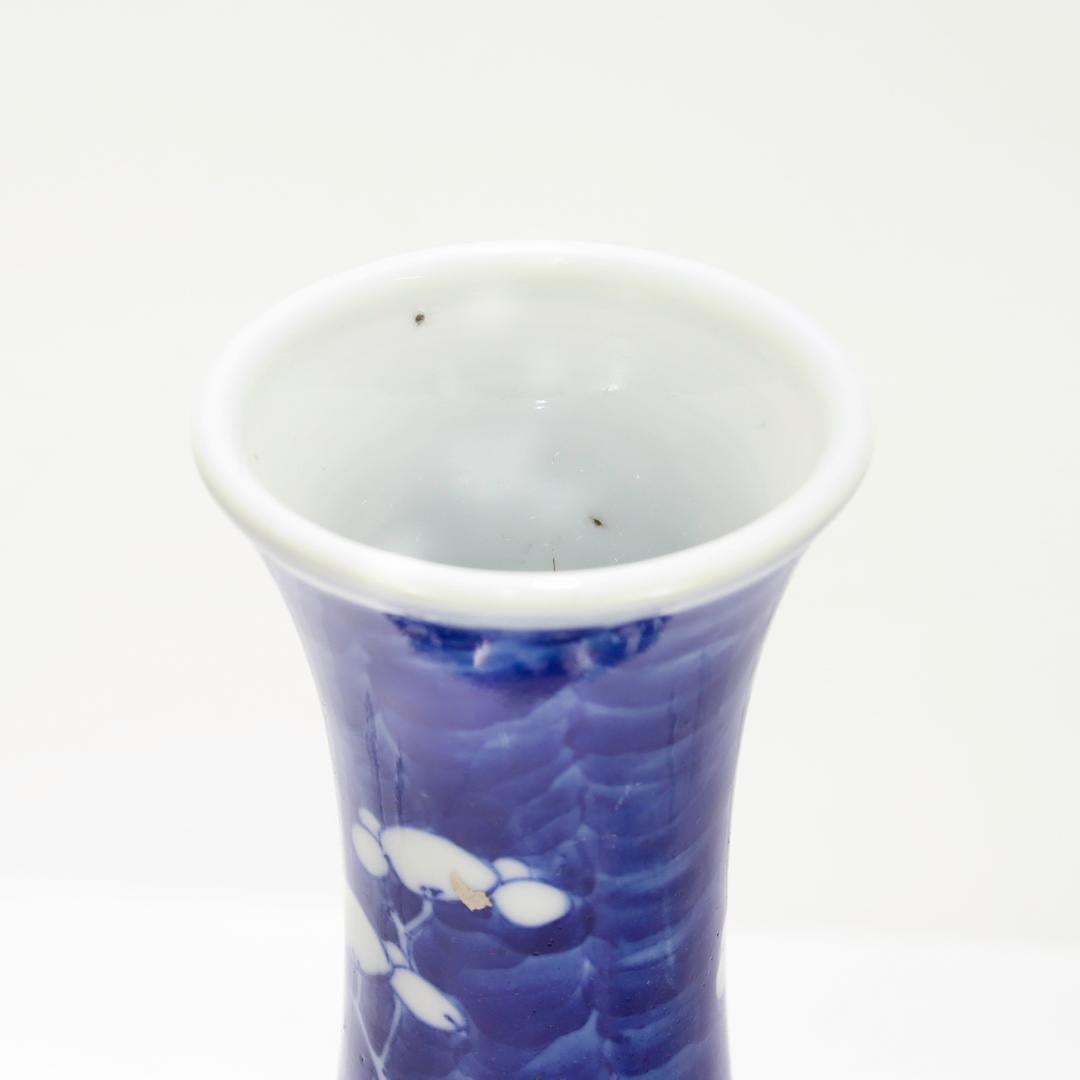 Porcelaine Vase chinois ancien ou ancien en forme de médaillon à motif de prunus ou de Hawthorne en vente