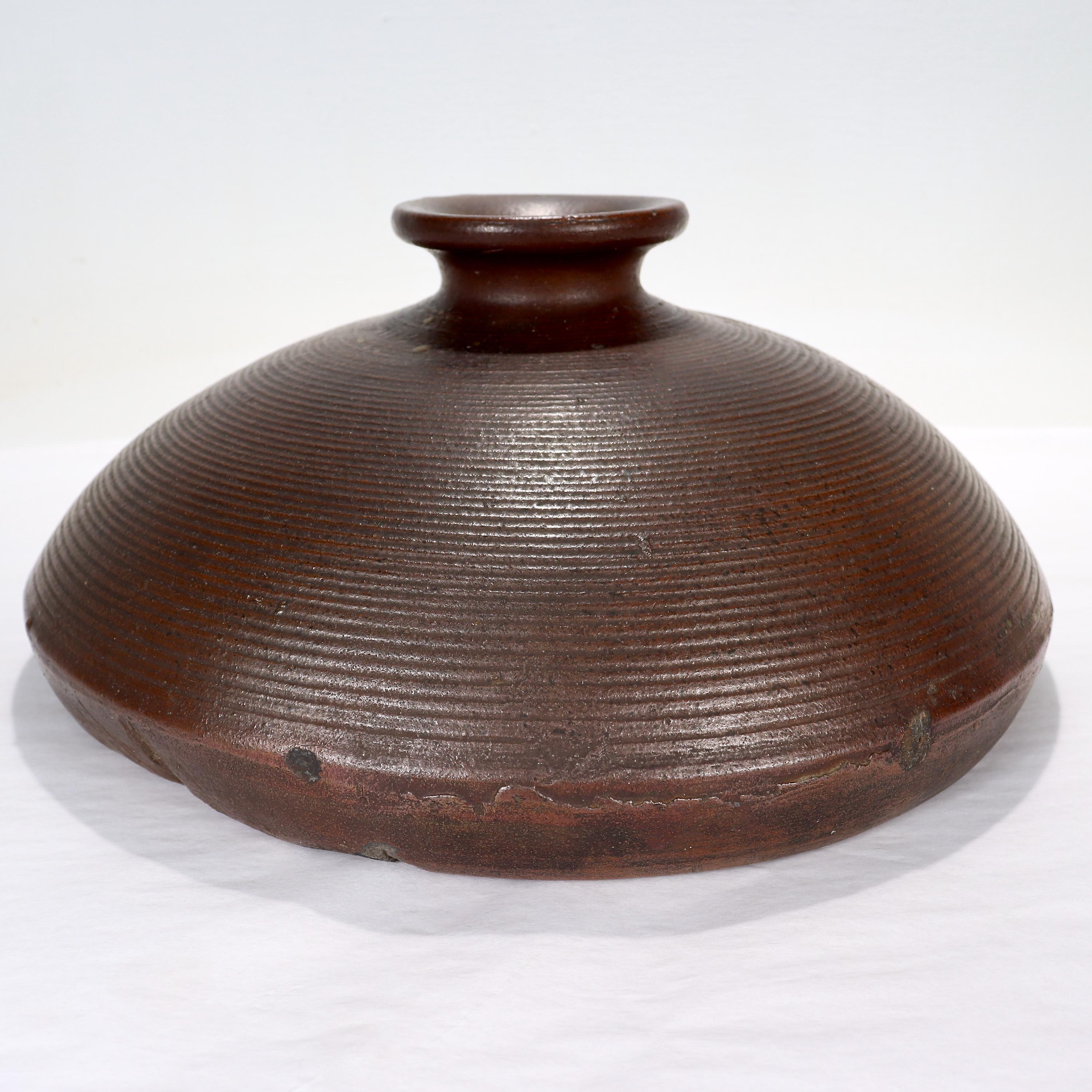 Un bel vaso in gres giapponese vecchio o antico.

La forma del vaso è tozza e la decorazione è a coste. 

Nello stile di Bizen ware. 

Un vaso giapponese semplicemente fantastico!

Data:
20° secolo

Condizioni generali:
Nel complesso è