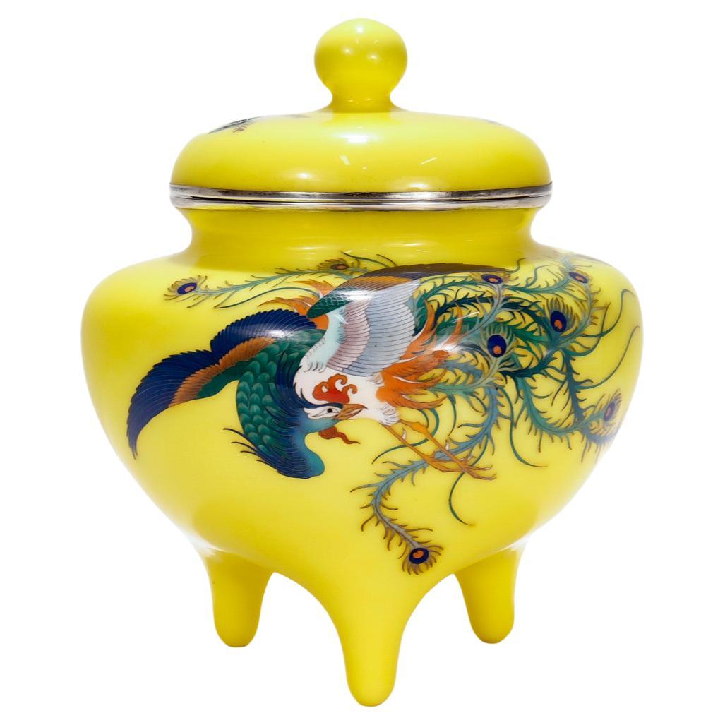 Un fino koro japonés de cloisonné.

Consta de una base de koro o jarra de 3 pies cubierta por una tapa conforme con montura de plata en la tapa y el borde superior, aberturas en forma de hoja rodeadas de esmalte verde y detalles florales morados en