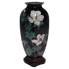 Alte oder antike japanische verdrahtete Cloisonné-Emaille-Vase mit weißen Blumen