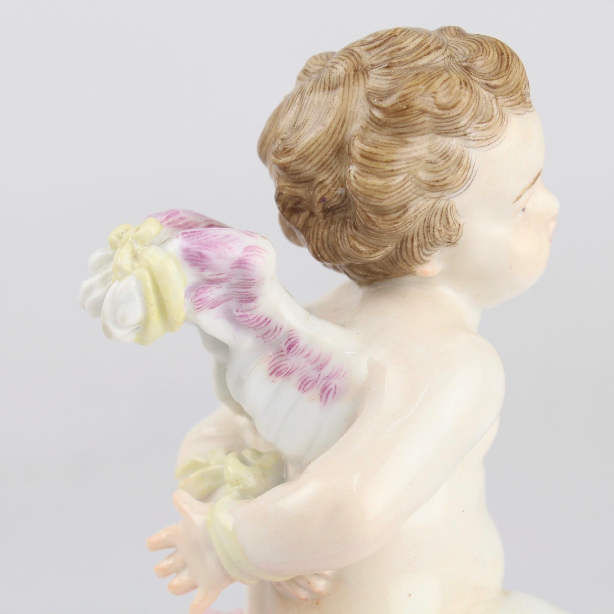 Figurilla de porcelana de Meissen antigua o vieja de Cupido con alas atadas en venta 3