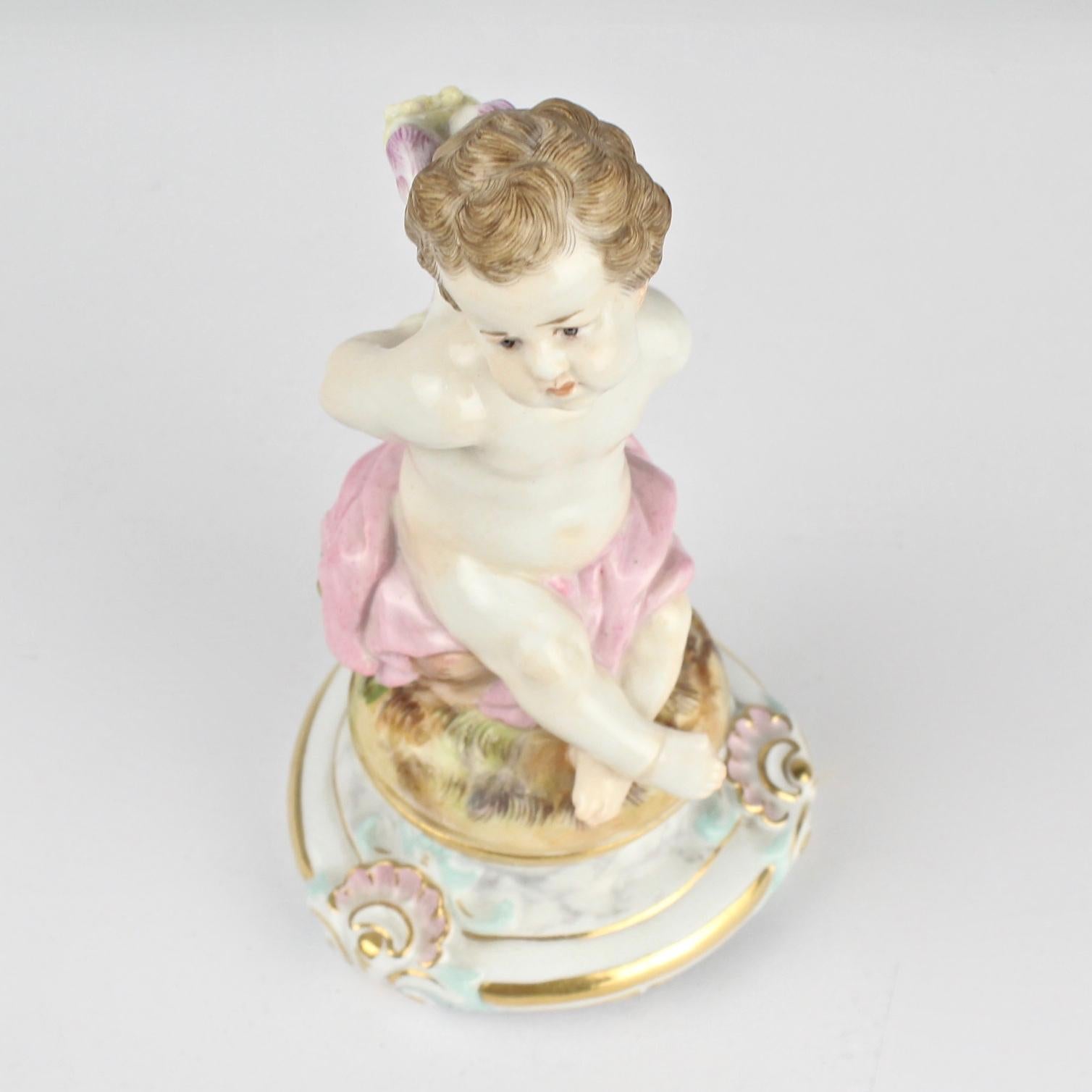 Figurilla de porcelana de Meissen antigua o vieja de Cupido con alas atadas en venta 4
