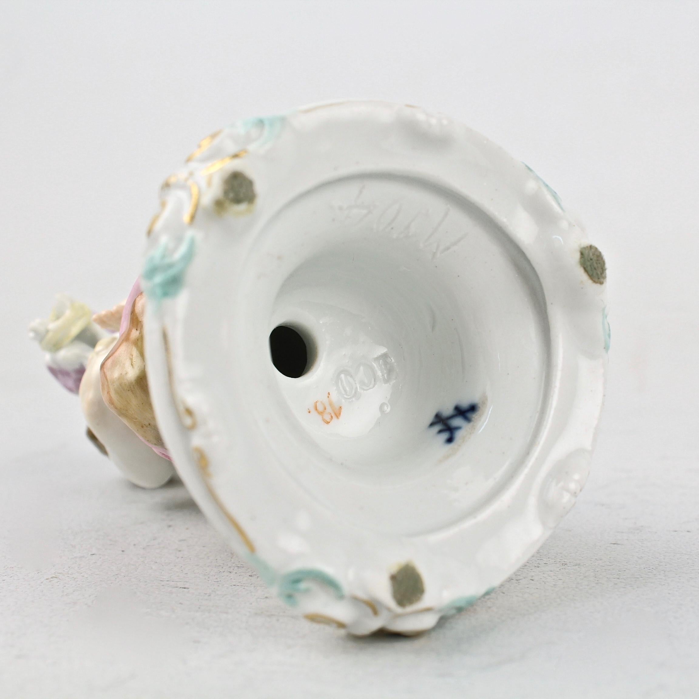Figurilla de porcelana de Meissen antigua o vieja de Cupido con alas atadas en venta 7