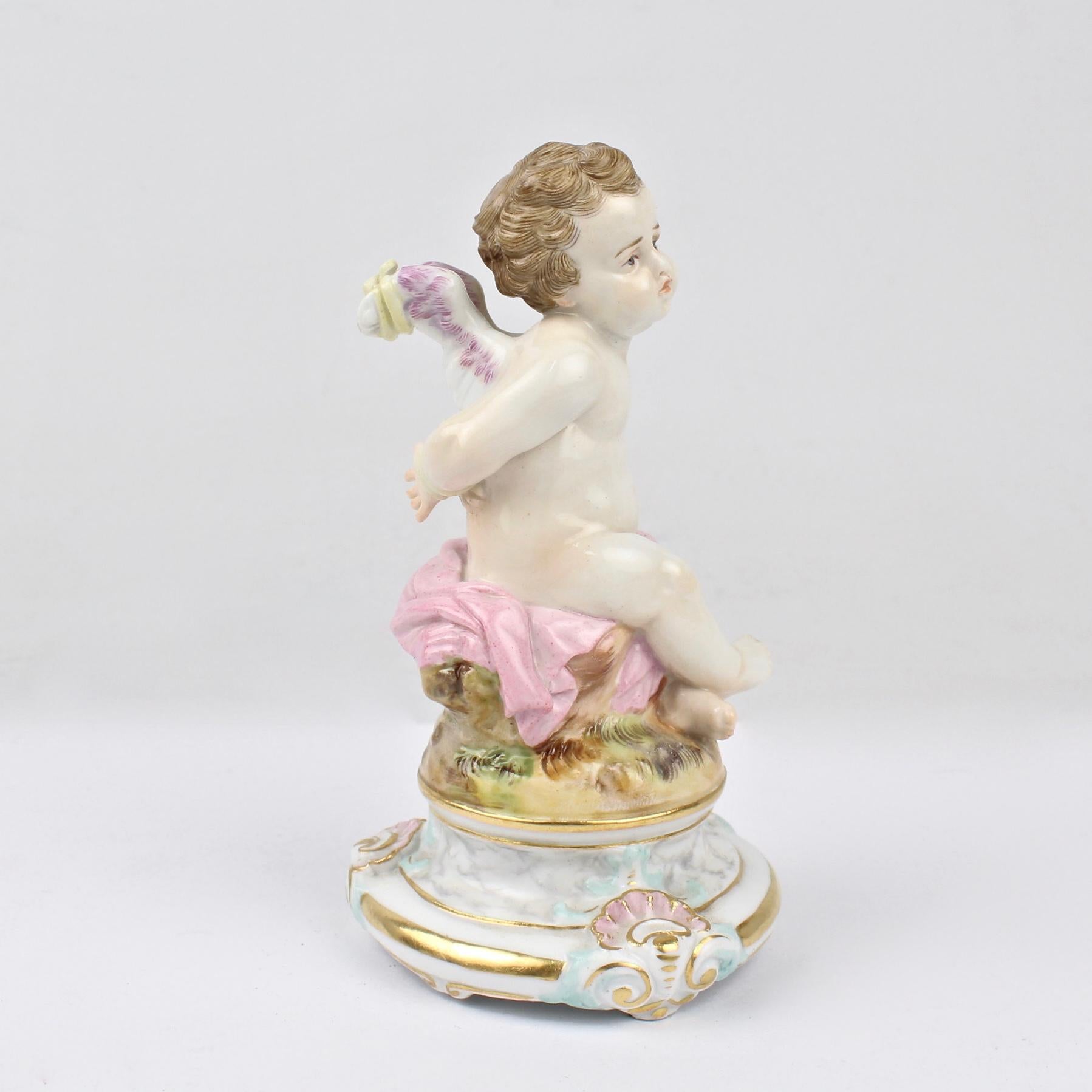 Figurilla de porcelana de Meissen antigua o vieja de Cupido con alas atadas Renacimiento rococó en venta