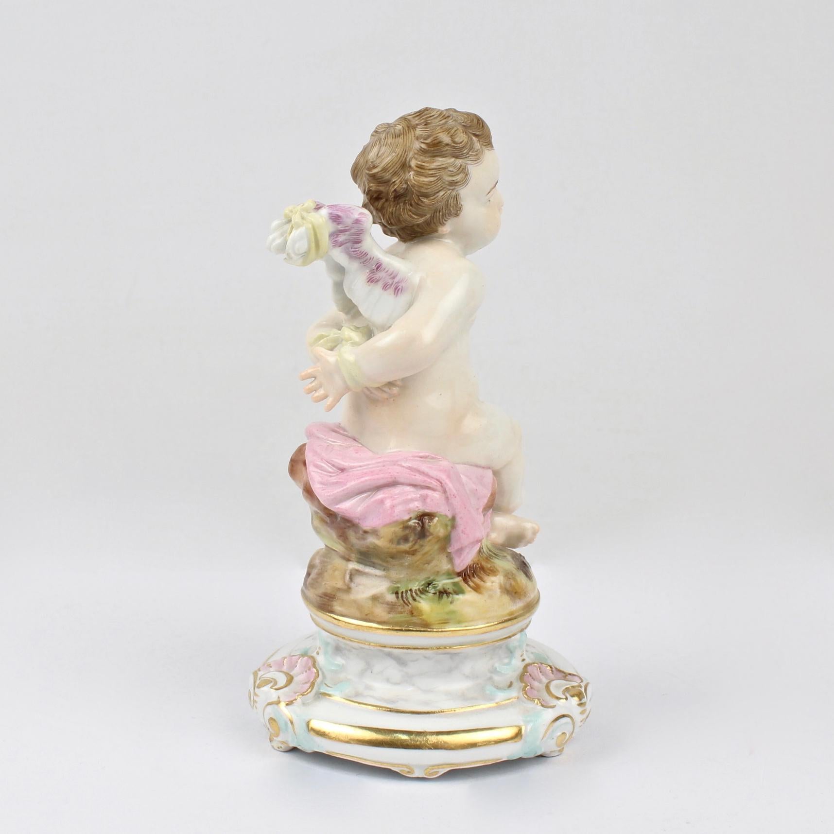 Figurilla de porcelana de Meissen antigua o vieja de Cupido con alas atadas Alemán en venta