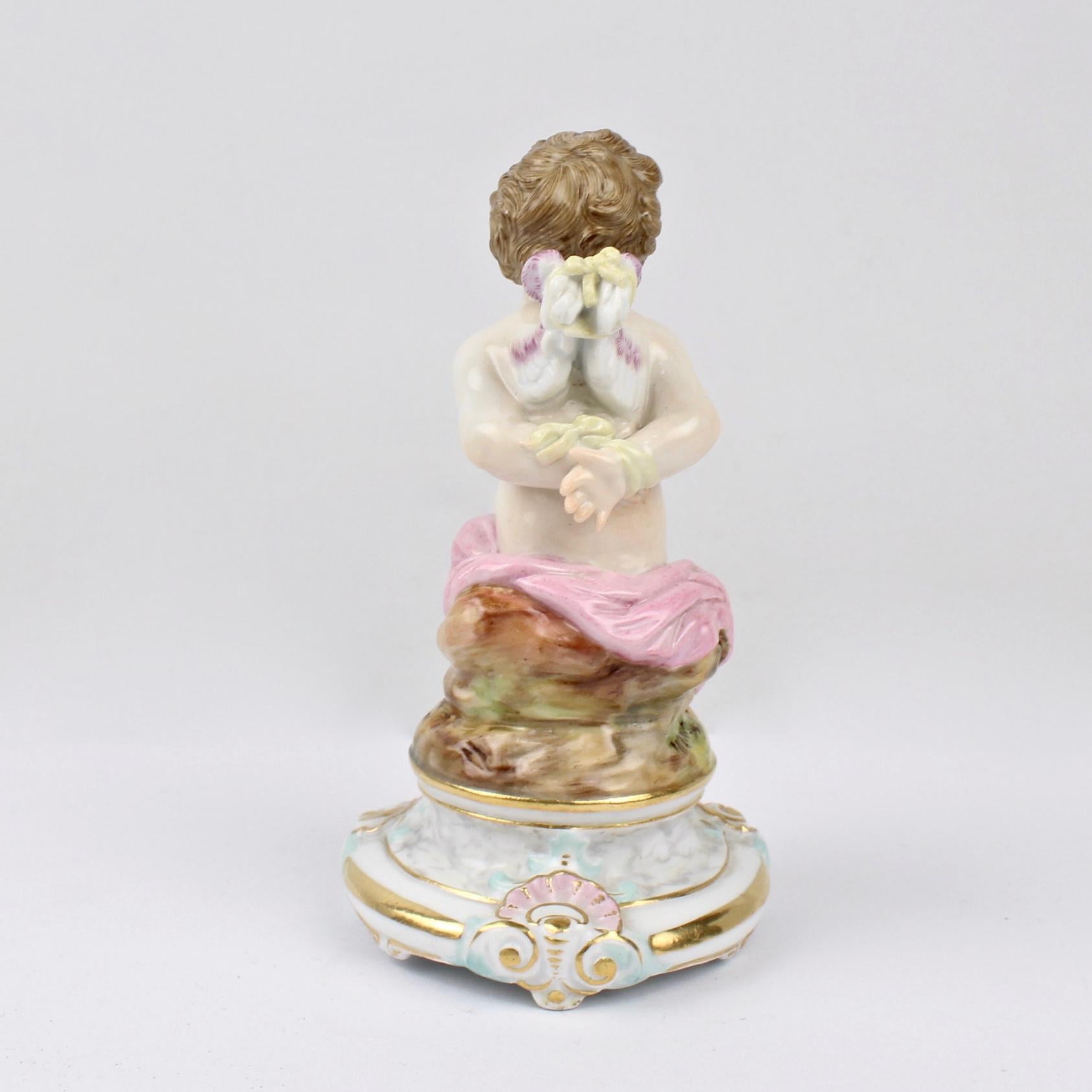 Figurilla de porcelana de Meissen antigua o vieja de Cupido con alas atadas en Bueno estado para la venta en Philadelphia, PA