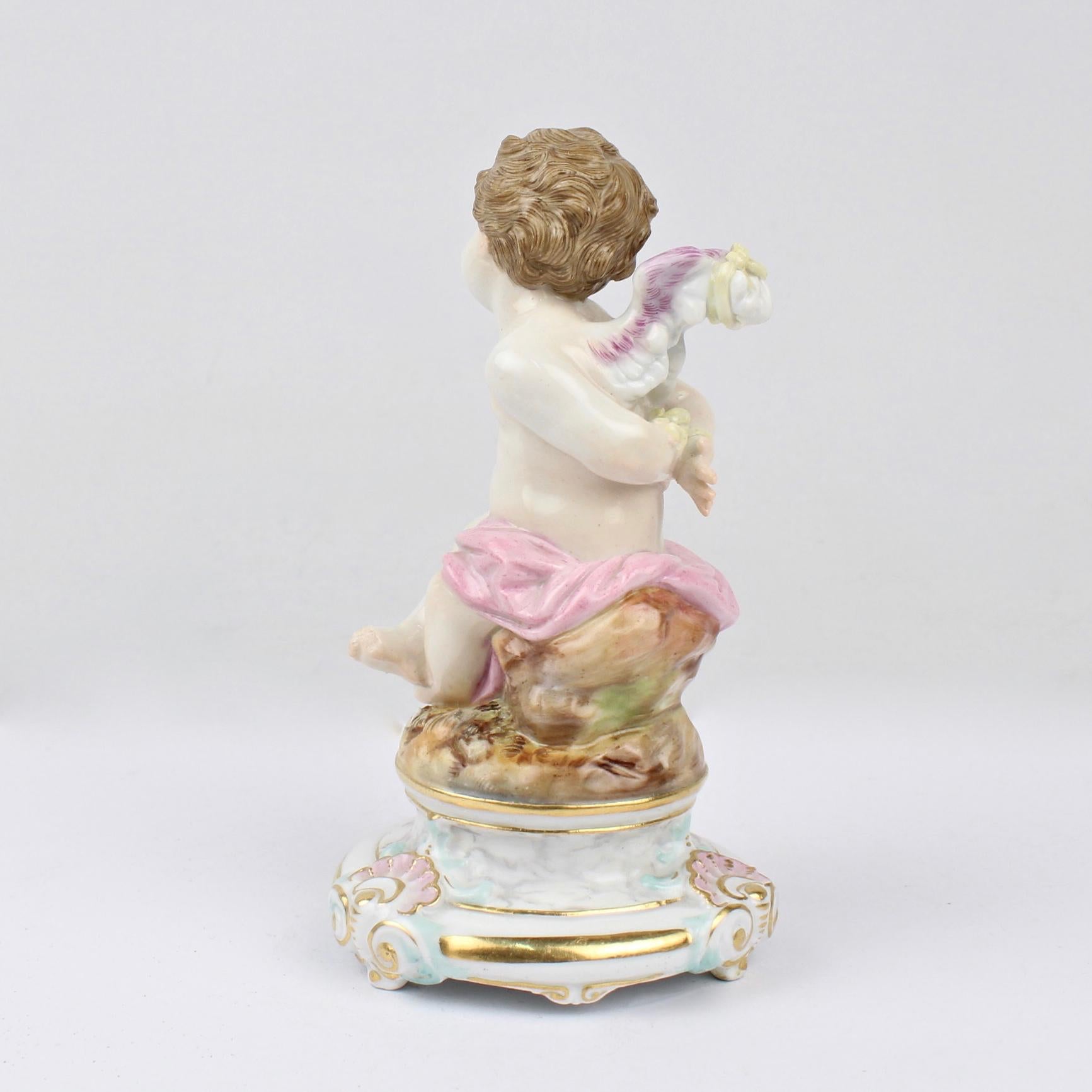 Figurilla de porcelana de Meissen antigua o vieja de Cupido con alas atadas siglo XIX en venta