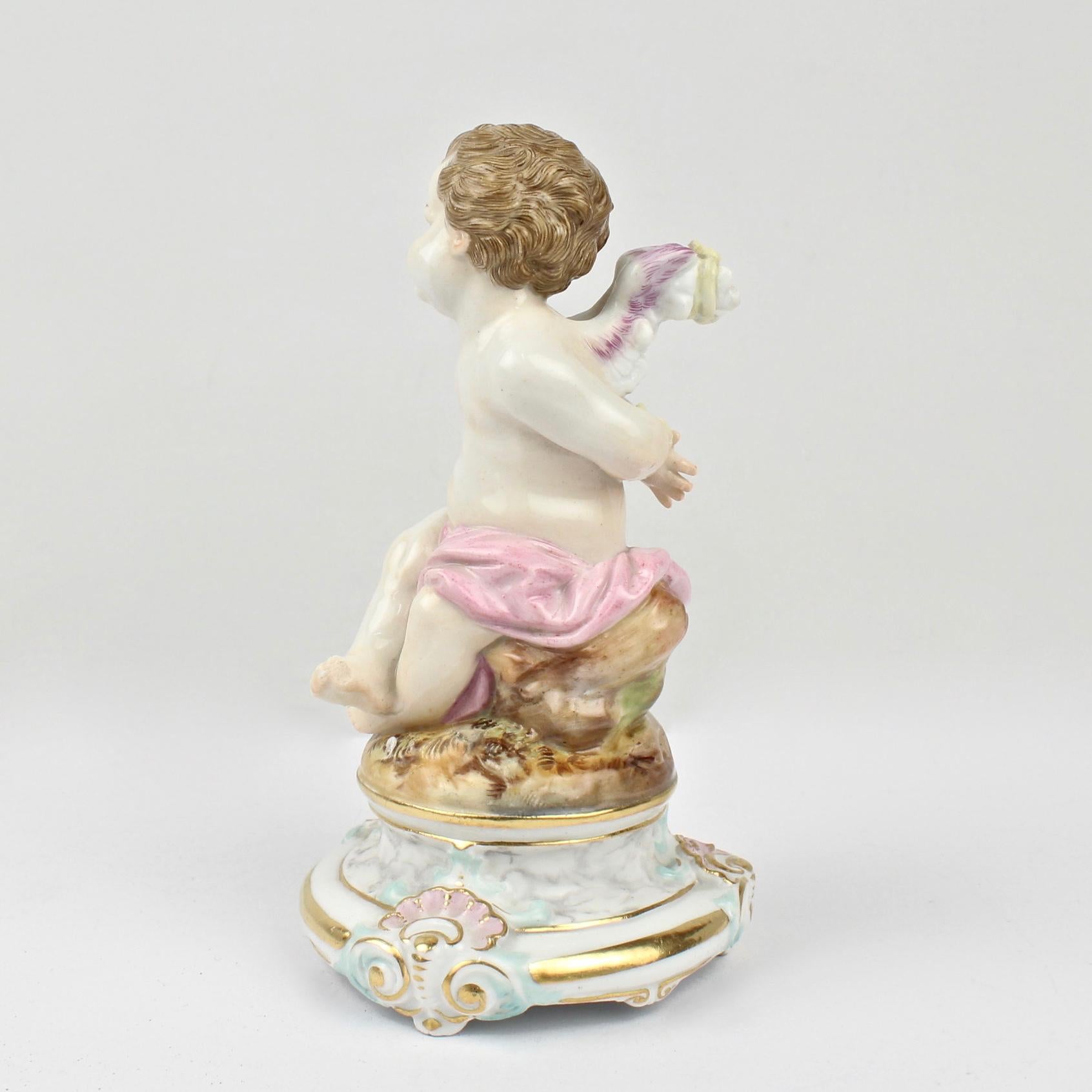 Figurilla de porcelana de Meissen antigua o vieja de Cupido con alas atadas Porcelana en venta