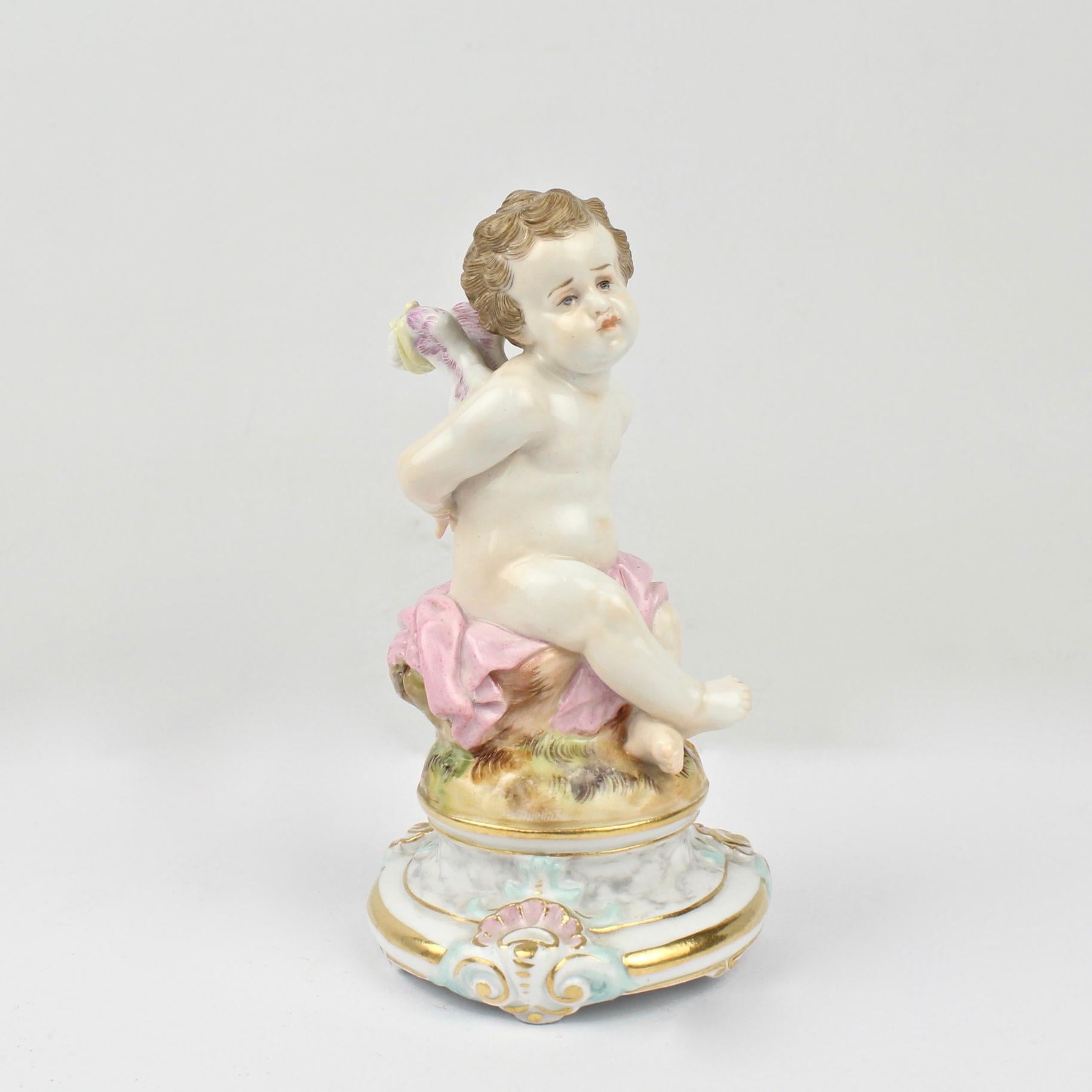Figurilla de porcelana de Meissen antigua o vieja de Cupido con alas atadas en venta 1