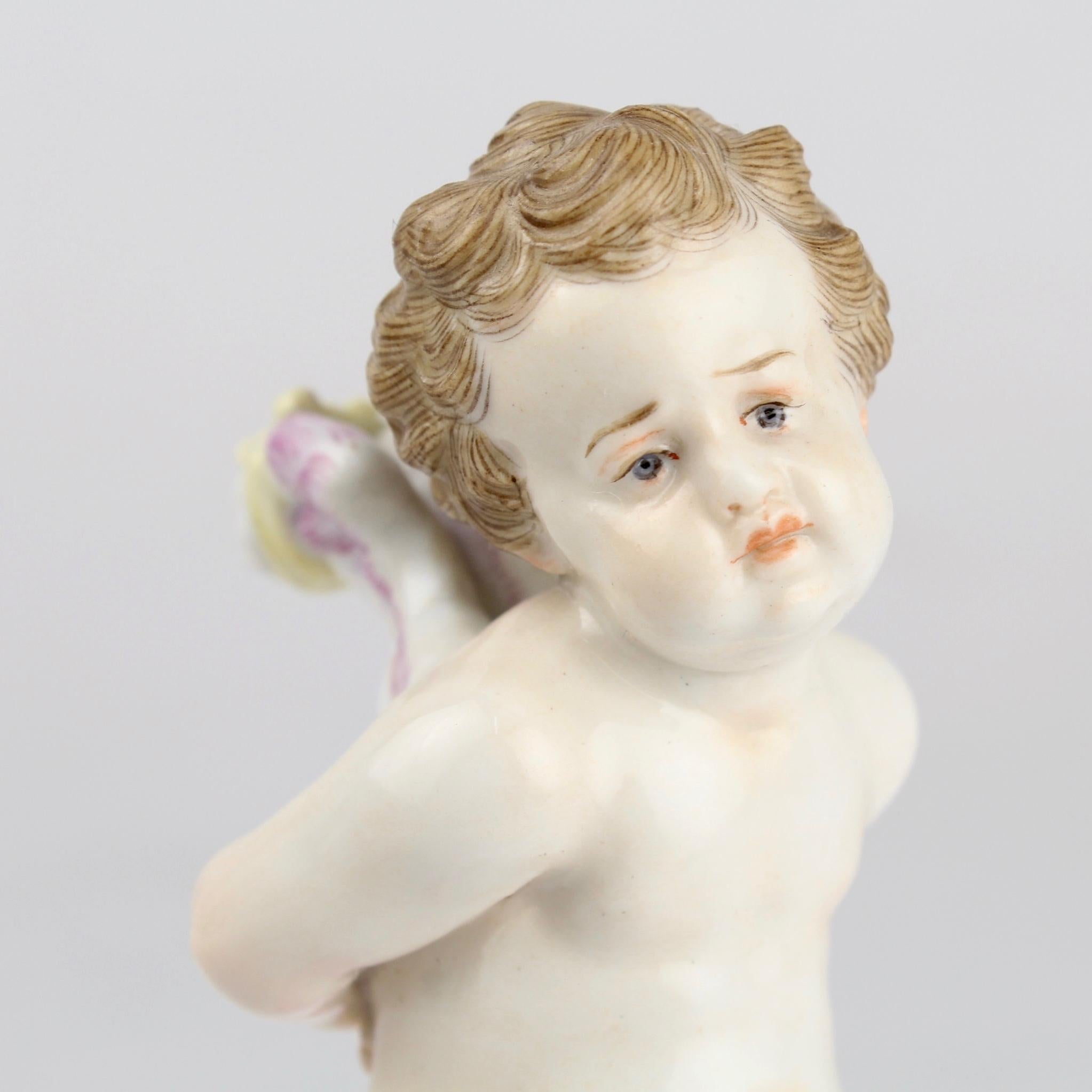 Figurilla de porcelana de Meissen antigua o vieja de Cupido con alas atadas en venta 2