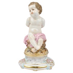 Ancienne figurine en porcelaine de Meissen représentant Cupidon aux ailes liées
