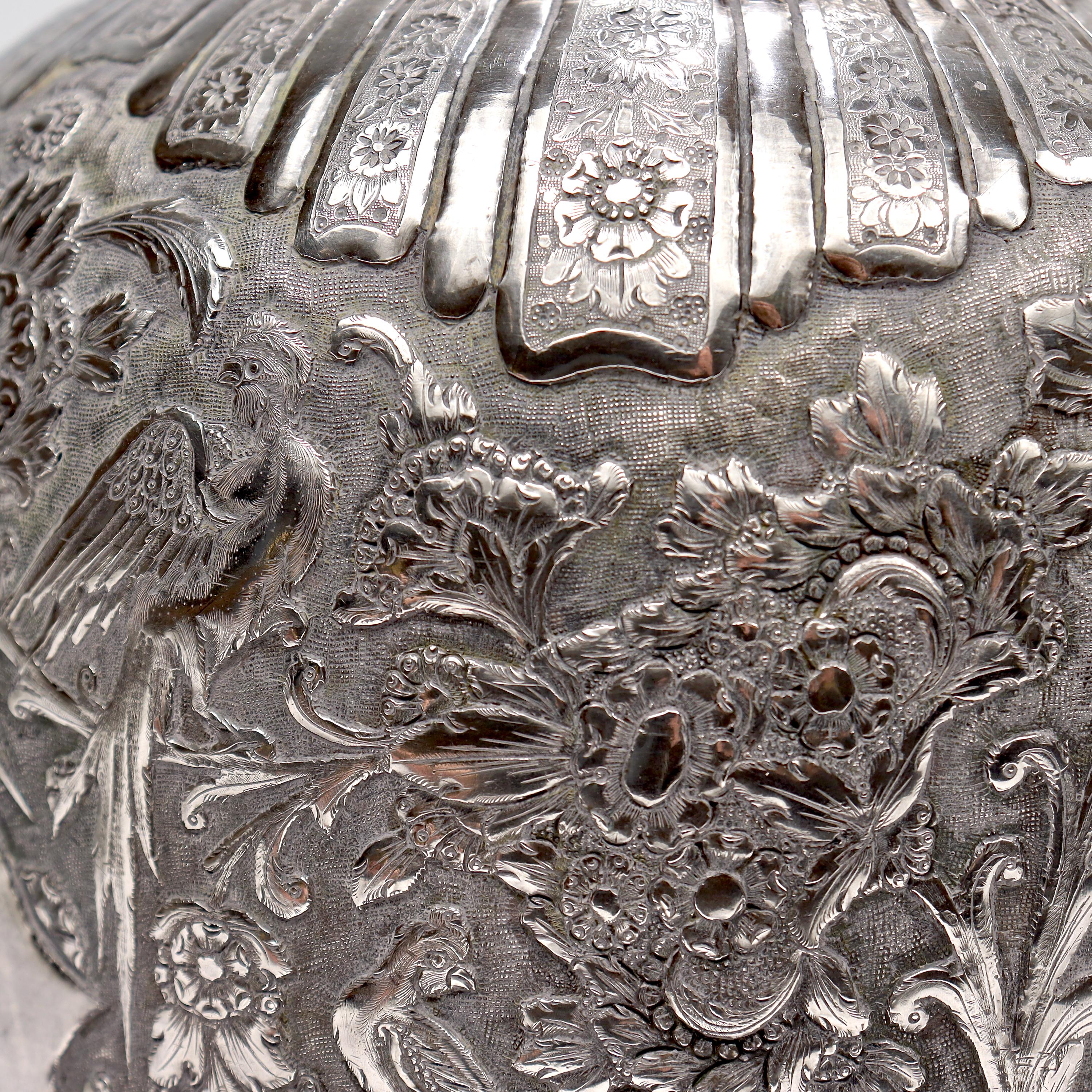 Alte oder antike signierte islamische osmanische oder persische Repousse-Silbervase im Angebot 7