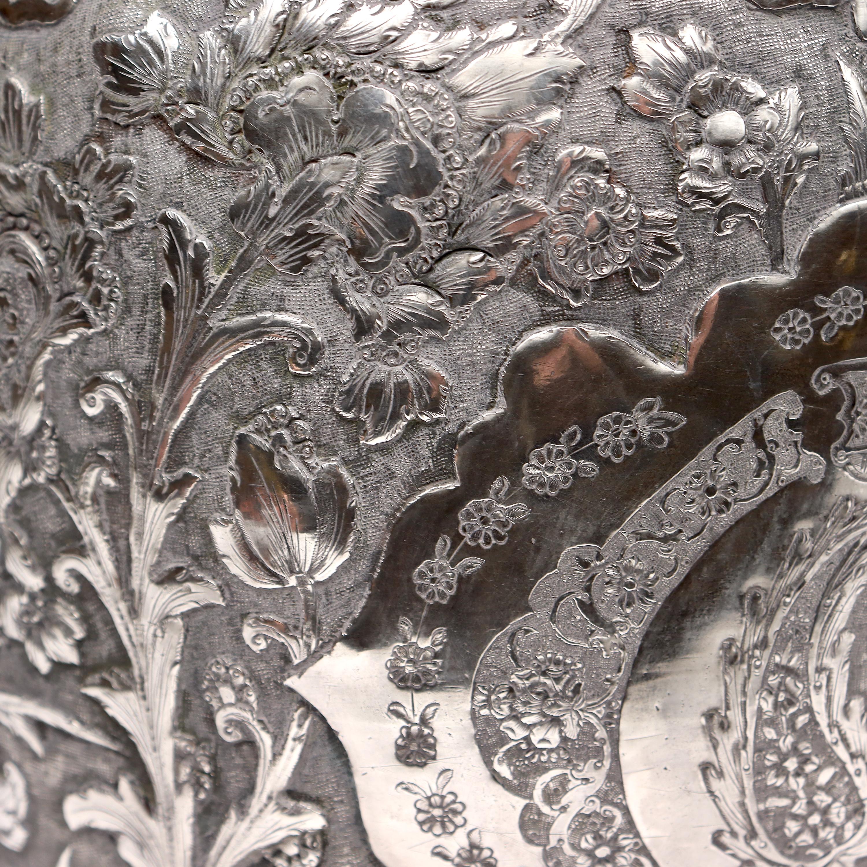 Alte oder antike signierte islamische osmanische oder persische Repousse-Silbervase im Angebot 10