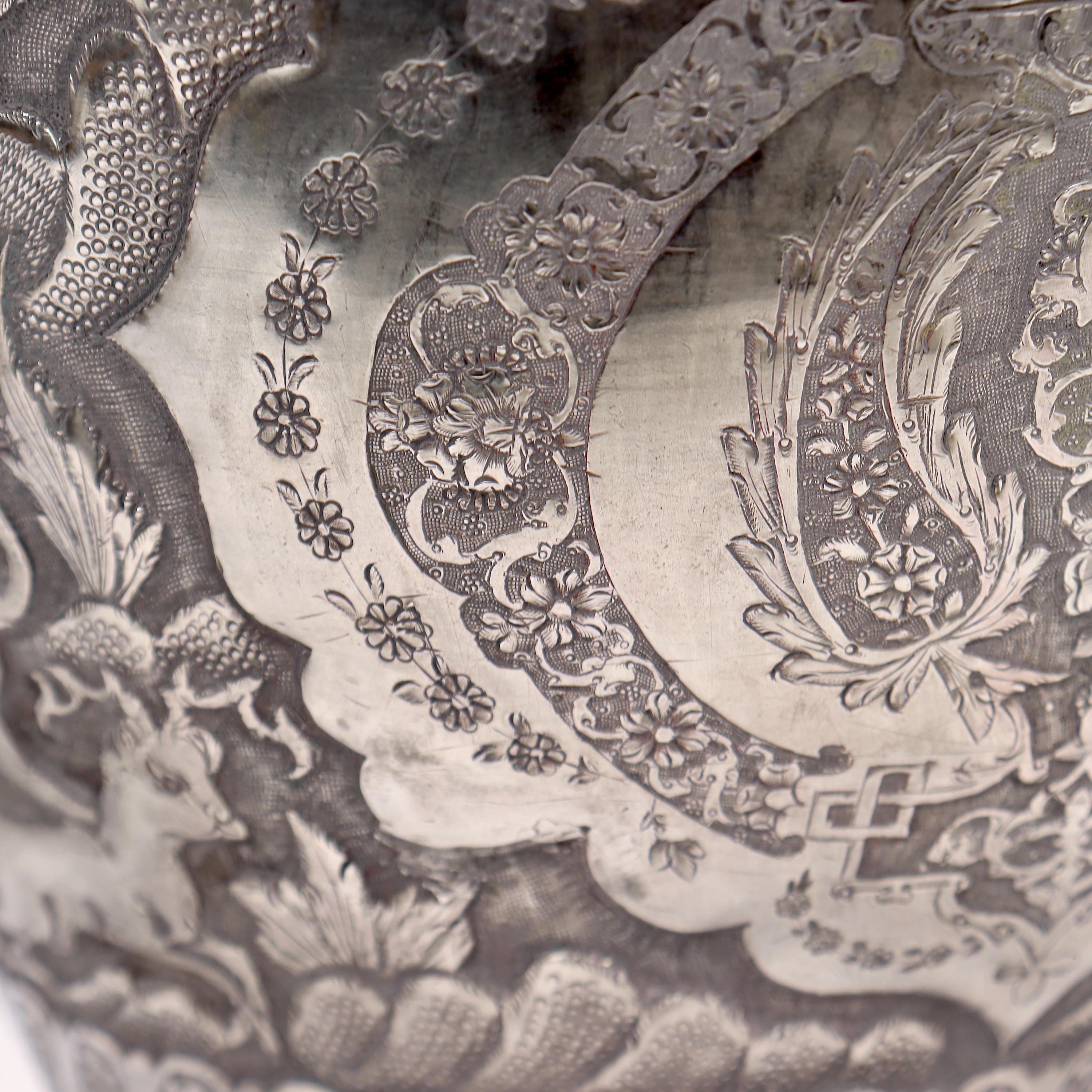 Alte oder antike signierte islamische osmanische oder persische Repousse-Silbervase im Angebot 11