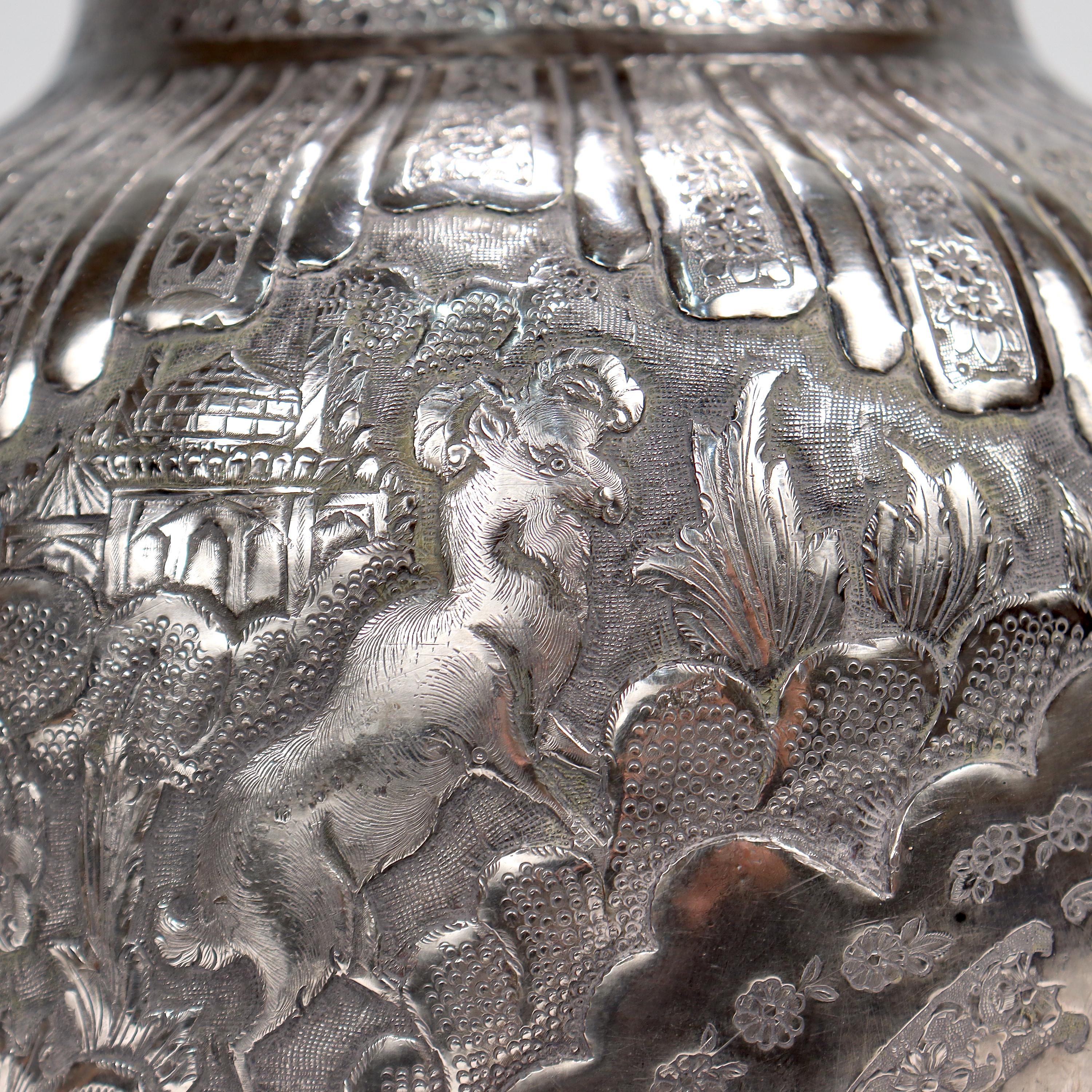 Alte oder antike signierte islamische osmanische oder persische Repousse-Silbervase für Damen oder Herren im Angebot