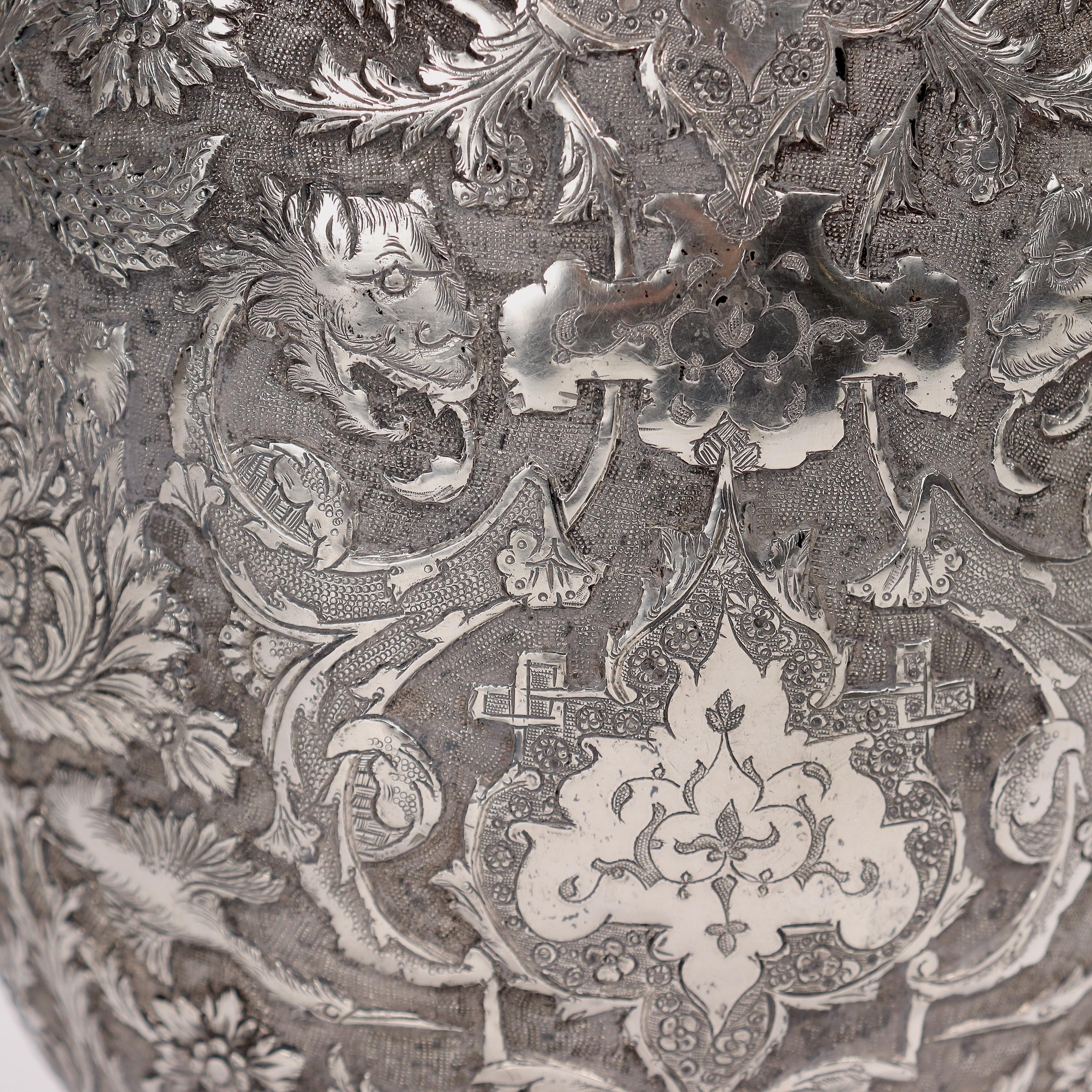 Alte oder antike signierte islamische ottomanische oder persische Repousse-Silbervase 4