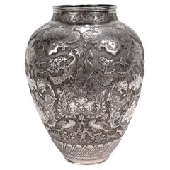 Vaso d'argento islamico ottomano o persiano repousse, vecchio o antico, firmato