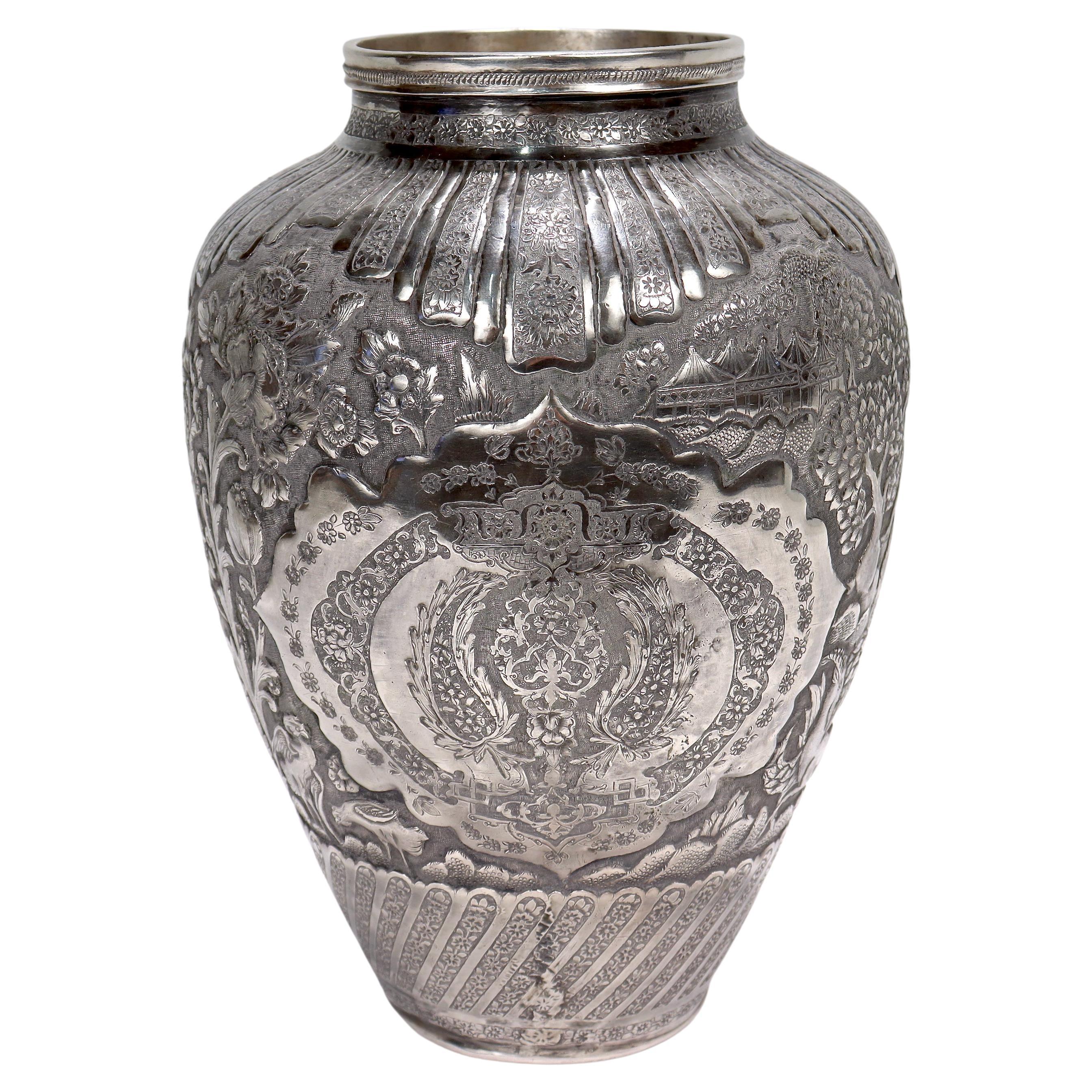 Vase en argent repoussé ancien ou antique signé islamique ottoman ou persan en vente
