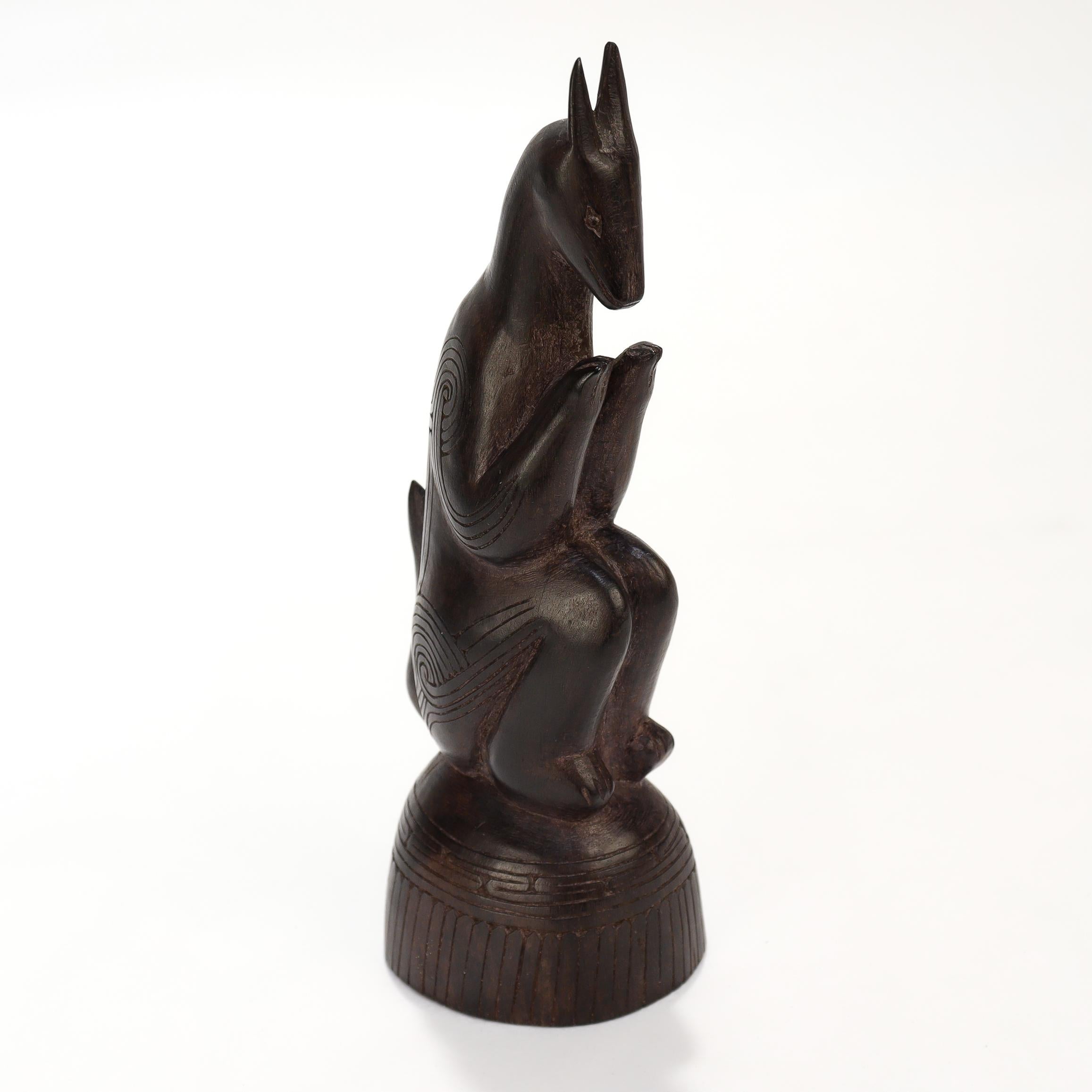 Vecchia o antica statuetta di legno intagliata delle Isole Trobriand con albero accovacciato del canguro in vendita 3