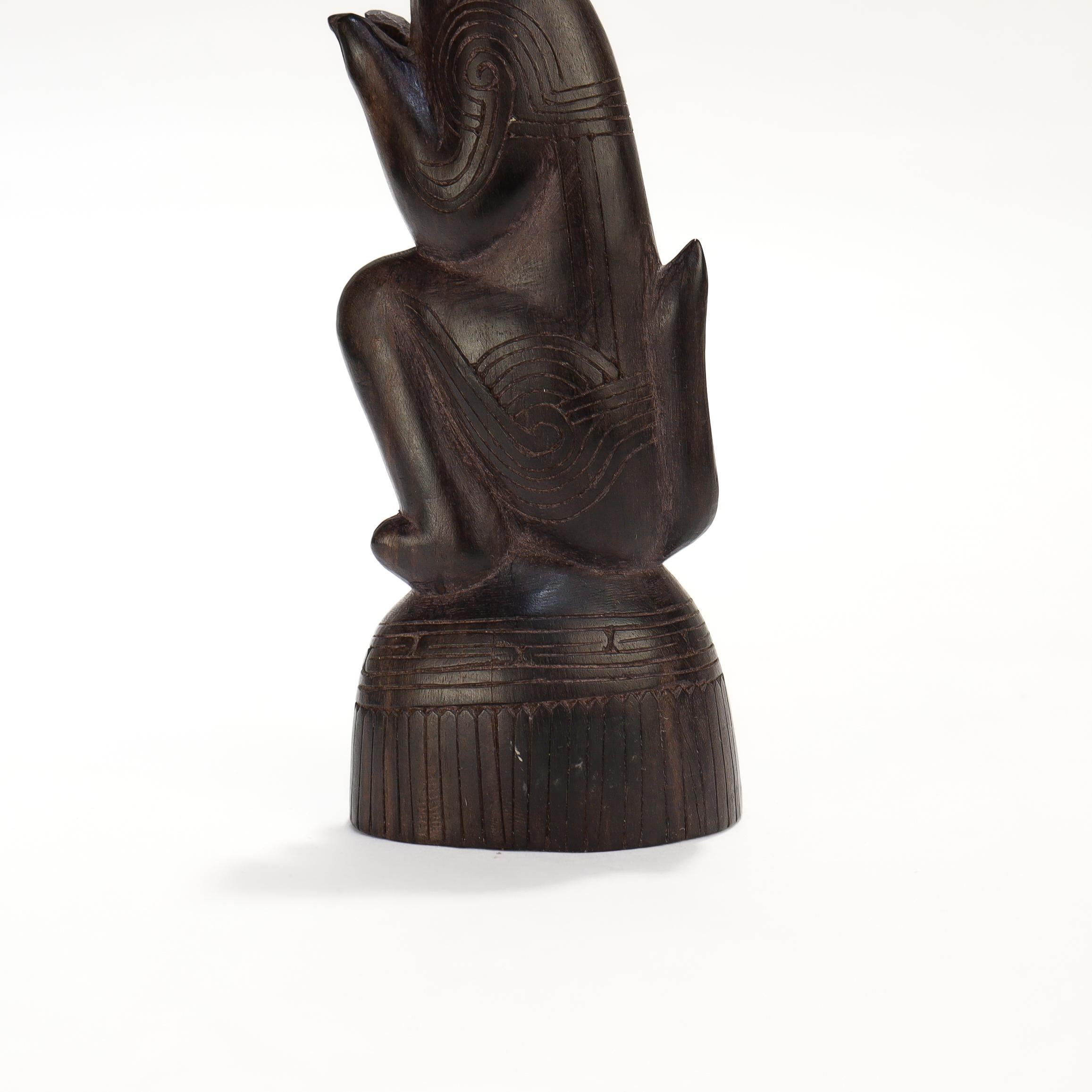 Vecchia o antica statuetta di legno intagliata delle Isole Trobriand con albero accovacciato del canguro in vendita 5