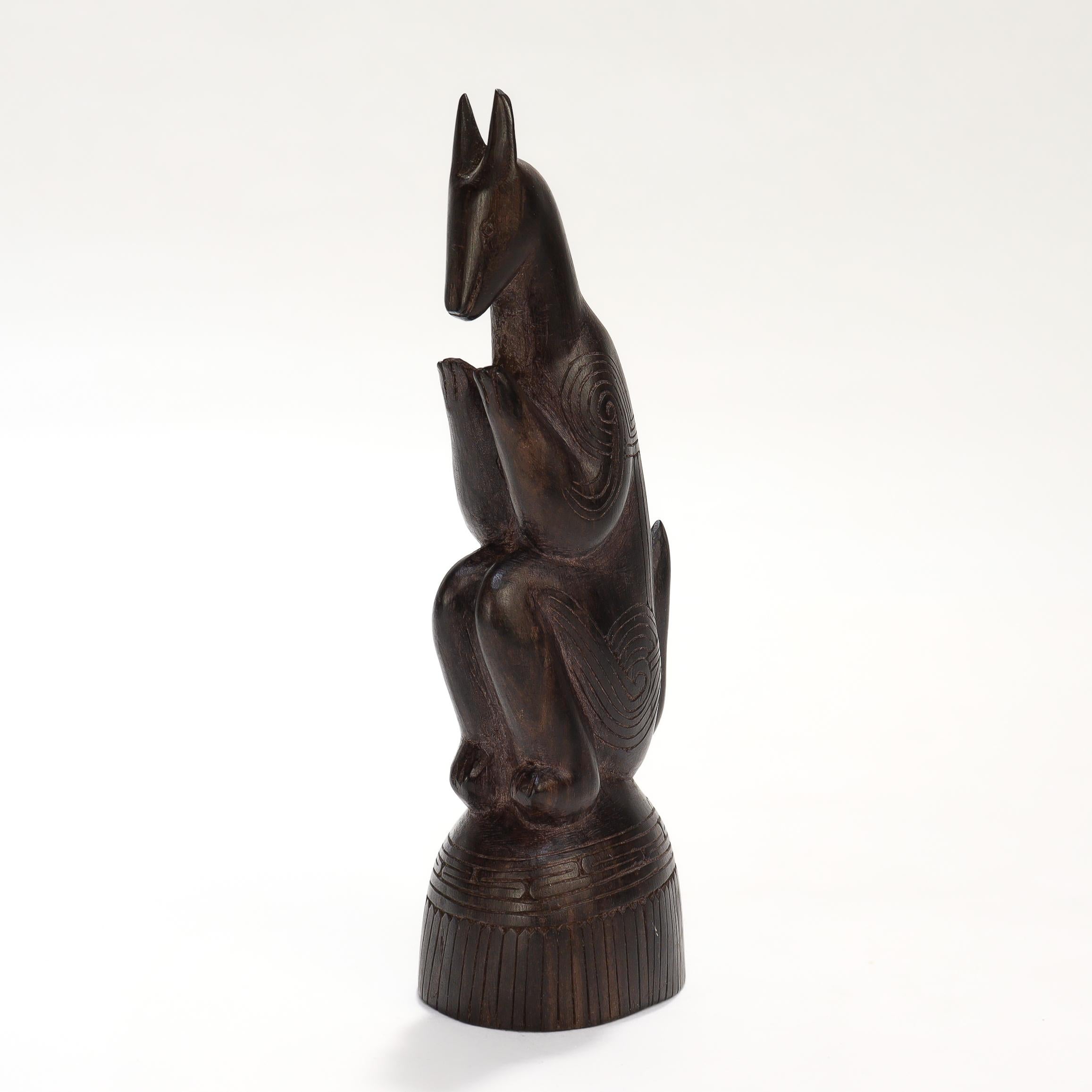 Vecchia o antica statuetta di legno intagliata delle Isole Trobriand con albero accovacciato del canguro in vendita 6