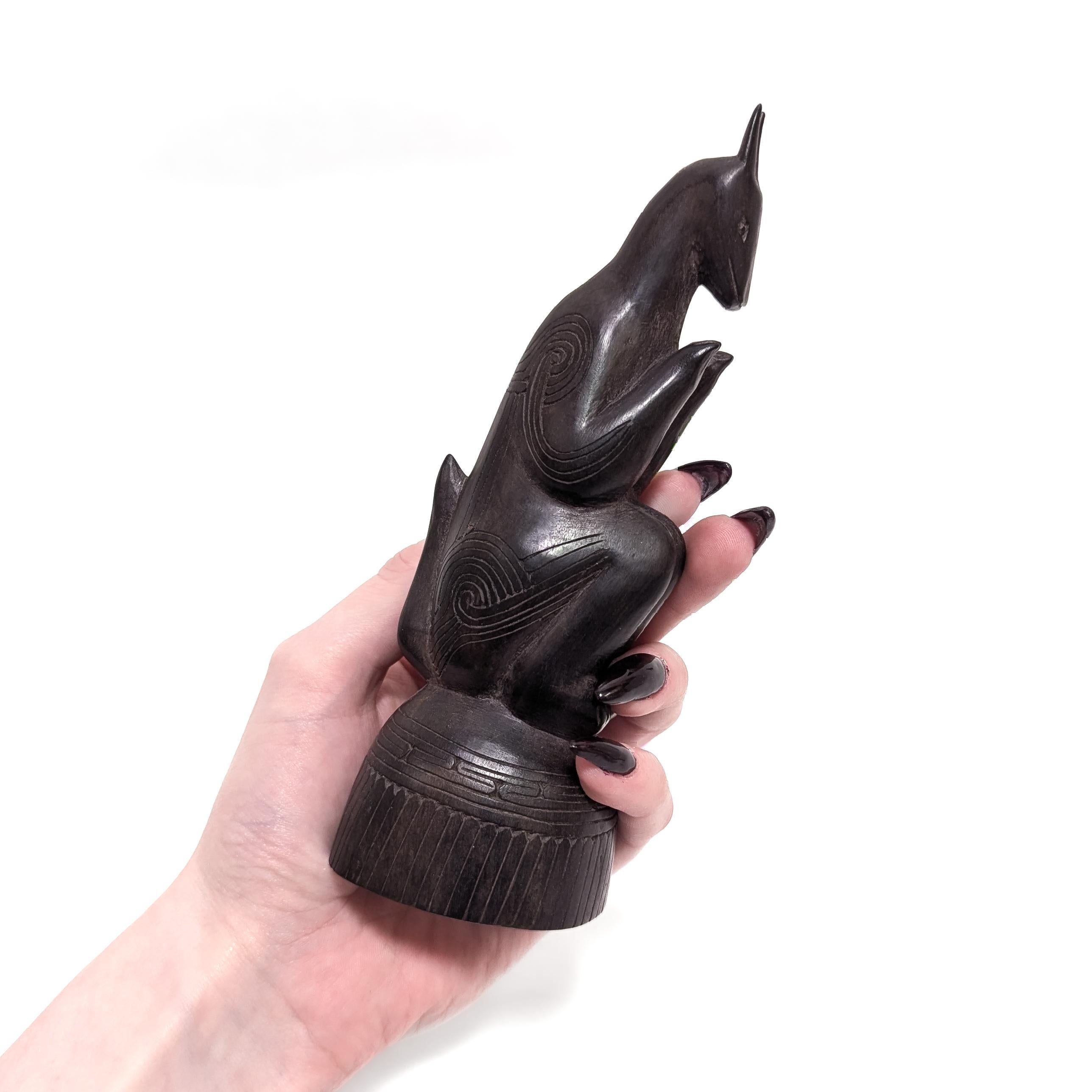 Una bella e antica scultura in legno di ebano della Melanesia.

Dalle Isole Trobriand.

A forma di canguro accovacciato (dorcopsis nero) con incisioni geometriche.

Montato su un basamento ovale.

Semplicemente una meravigliosa scultura tribale