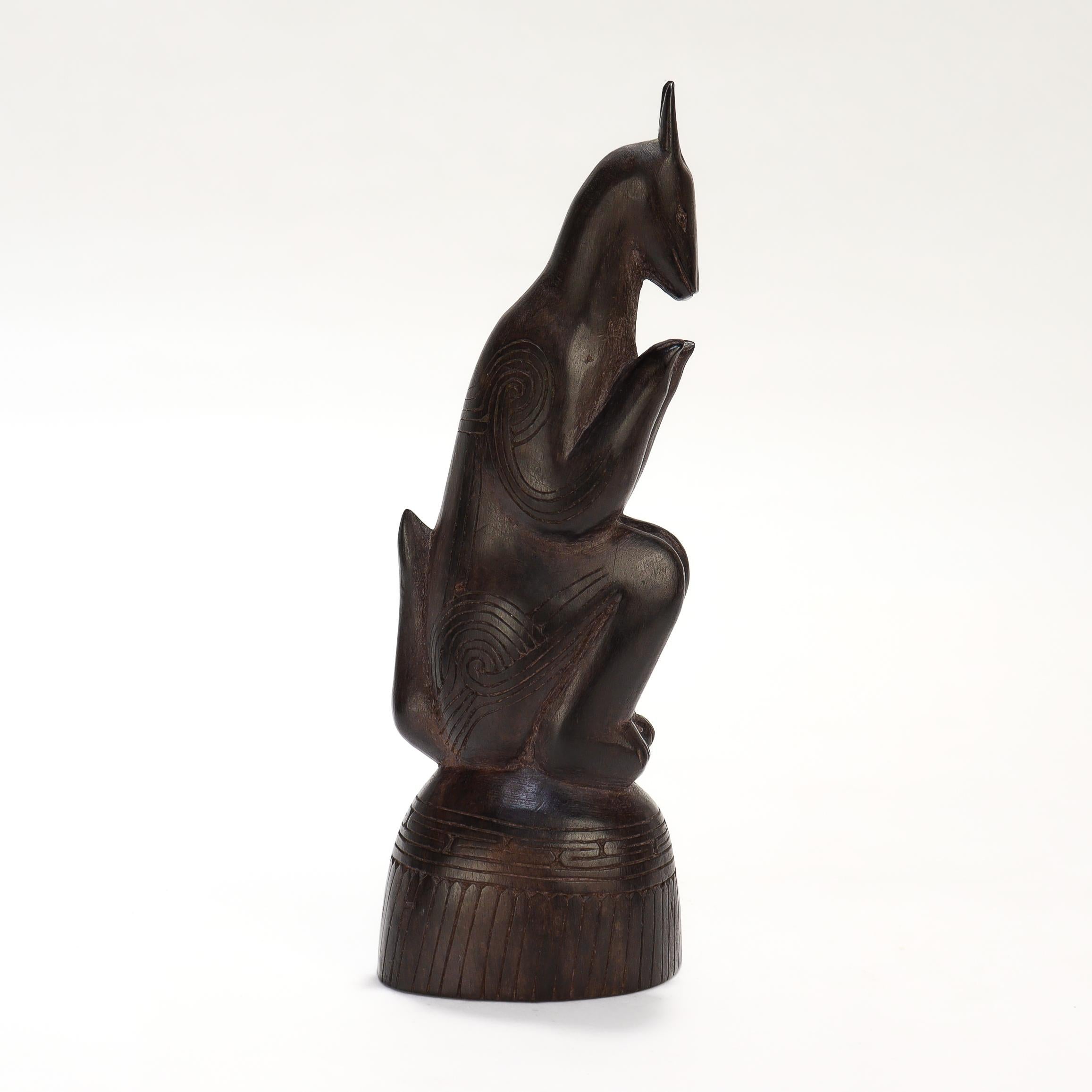 Papuano Vecchia o antica statuetta di legno intagliata delle Isole Trobriand con albero accovacciato del canguro in vendita