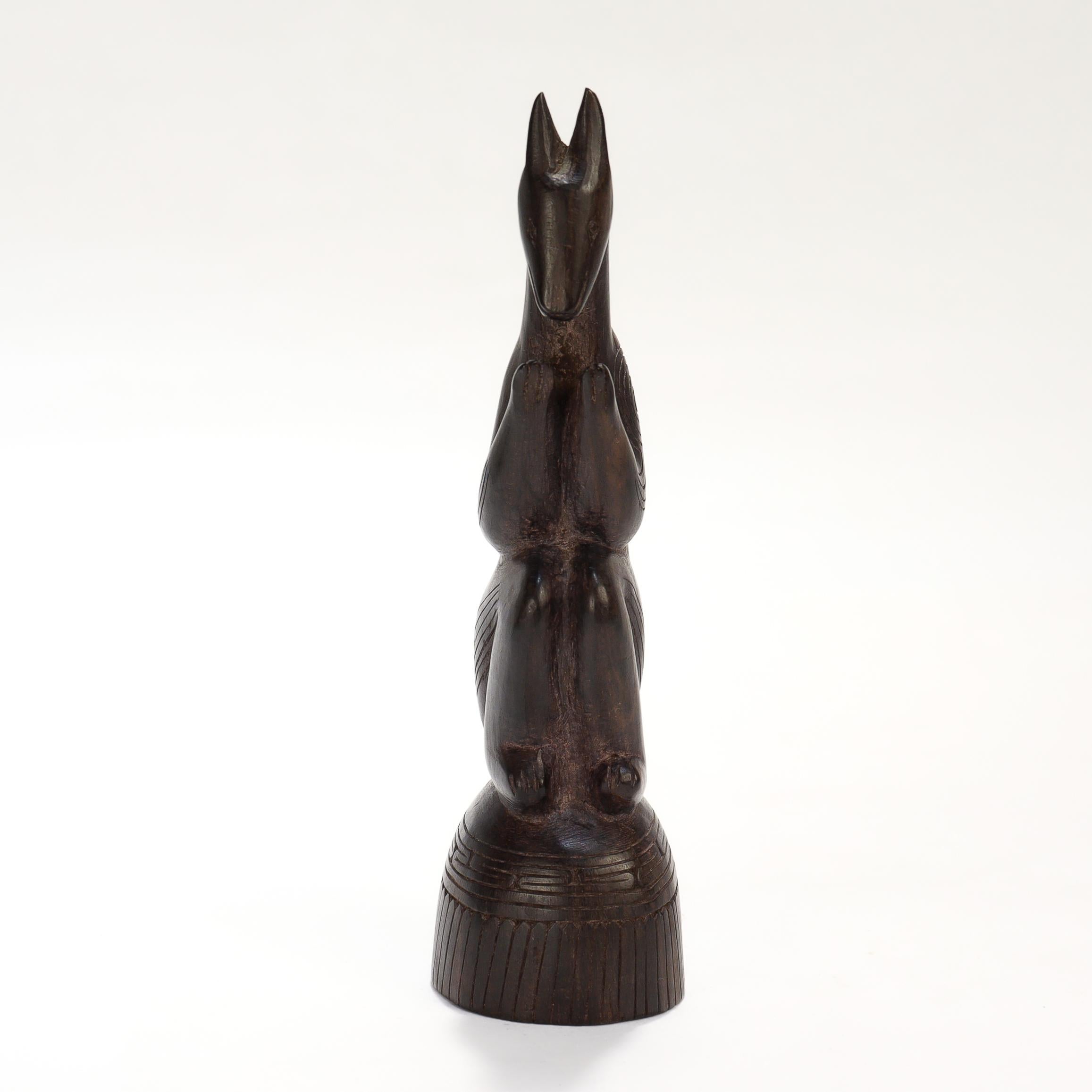 Intagliato Vecchia o antica statuetta di legno intagliata delle Isole Trobriand con albero accovacciato del canguro in vendita