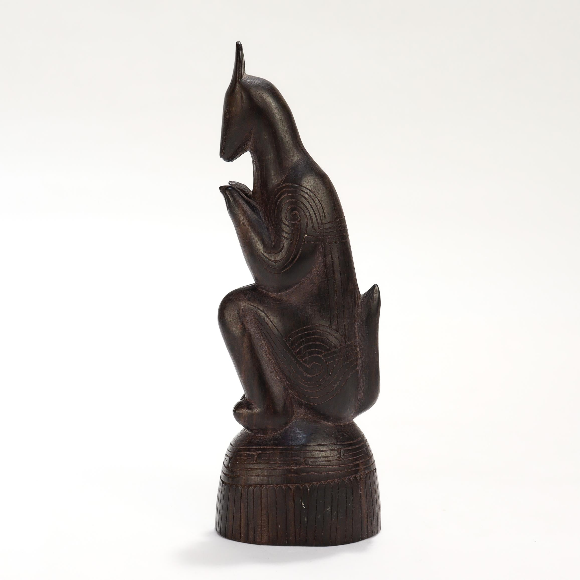 Vecchia o antica statuetta di legno intagliata delle Isole Trobriand con albero accovacciato del canguro In condizioni buone in vendita a Philadelphia, PA
