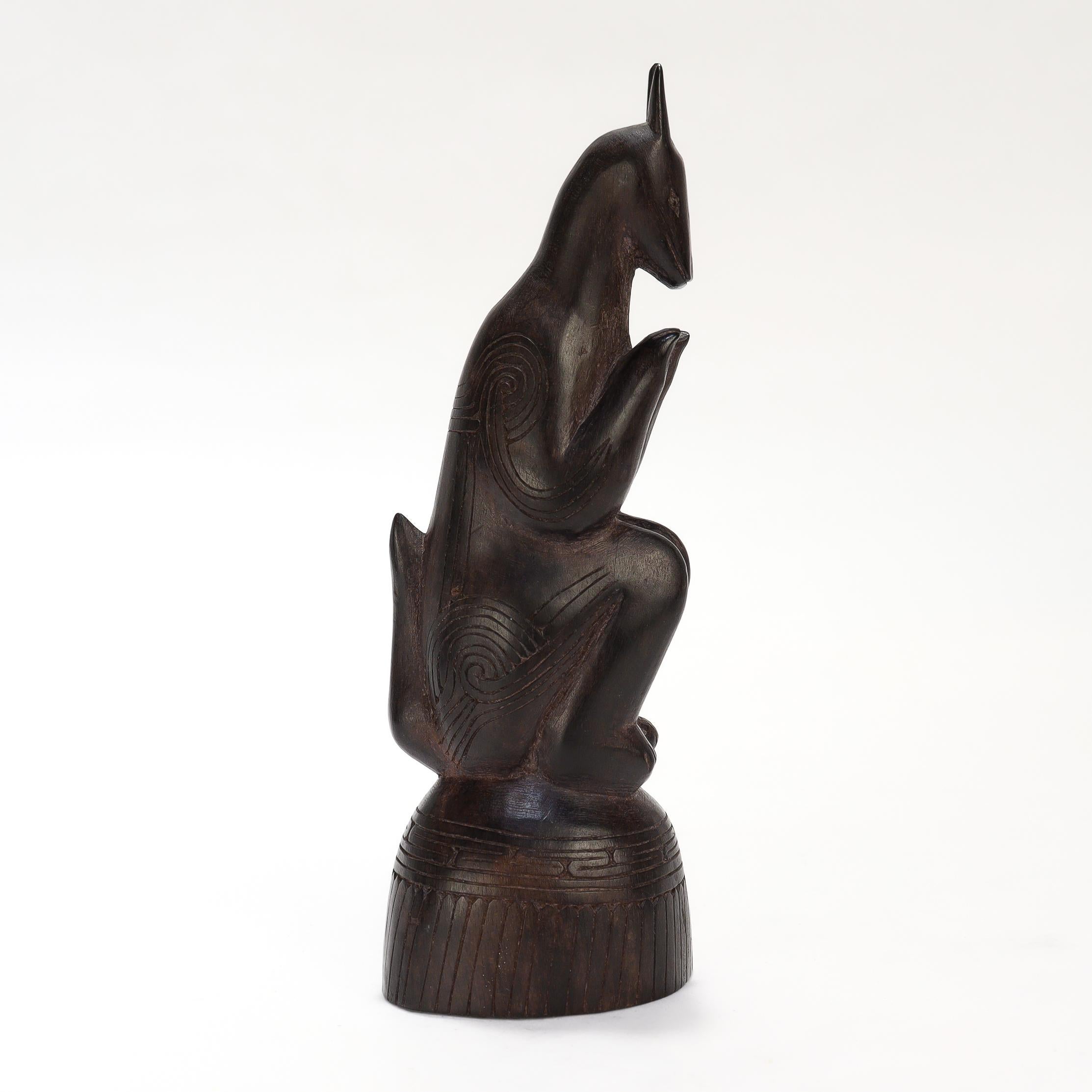 Legno Vecchia o antica statuetta di legno intagliata delle Isole Trobriand con albero accovacciato del canguro in vendita