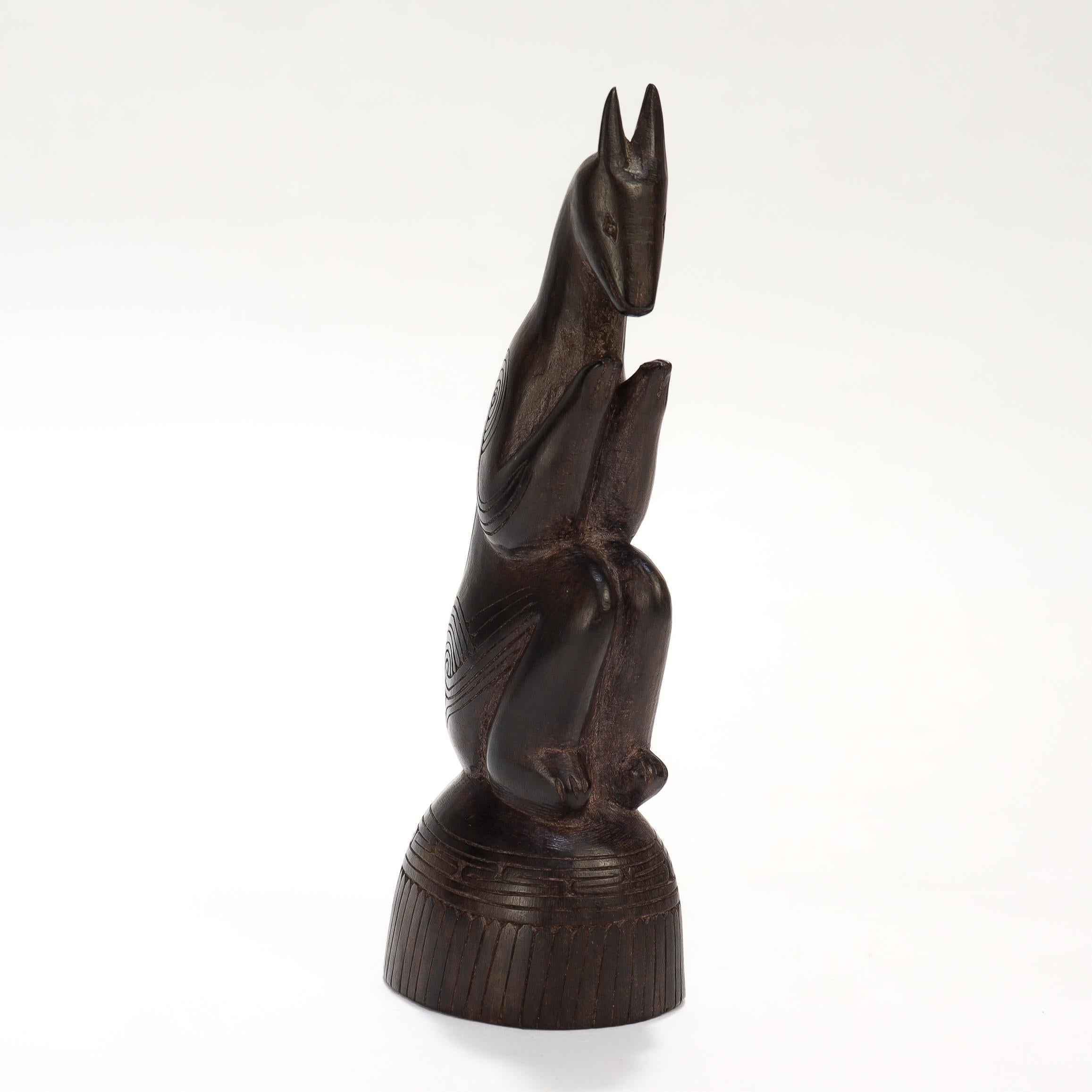 Vecchia o antica statuetta di legno intagliata delle Isole Trobriand con albero accovacciato del canguro in vendita 1