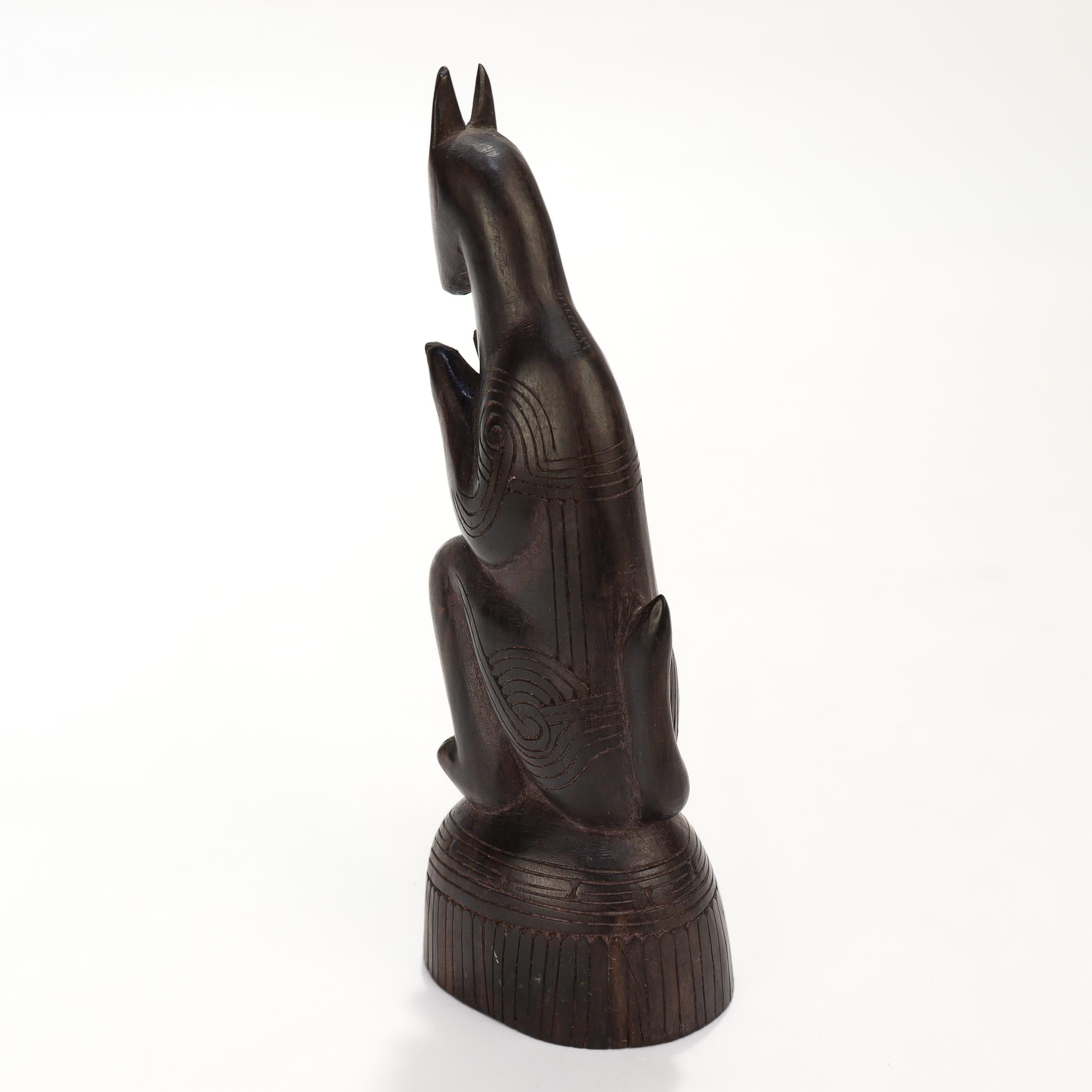 Vecchia o antica statuetta di legno intagliata delle Isole Trobriand con albero accovacciato del canguro in vendita 2
