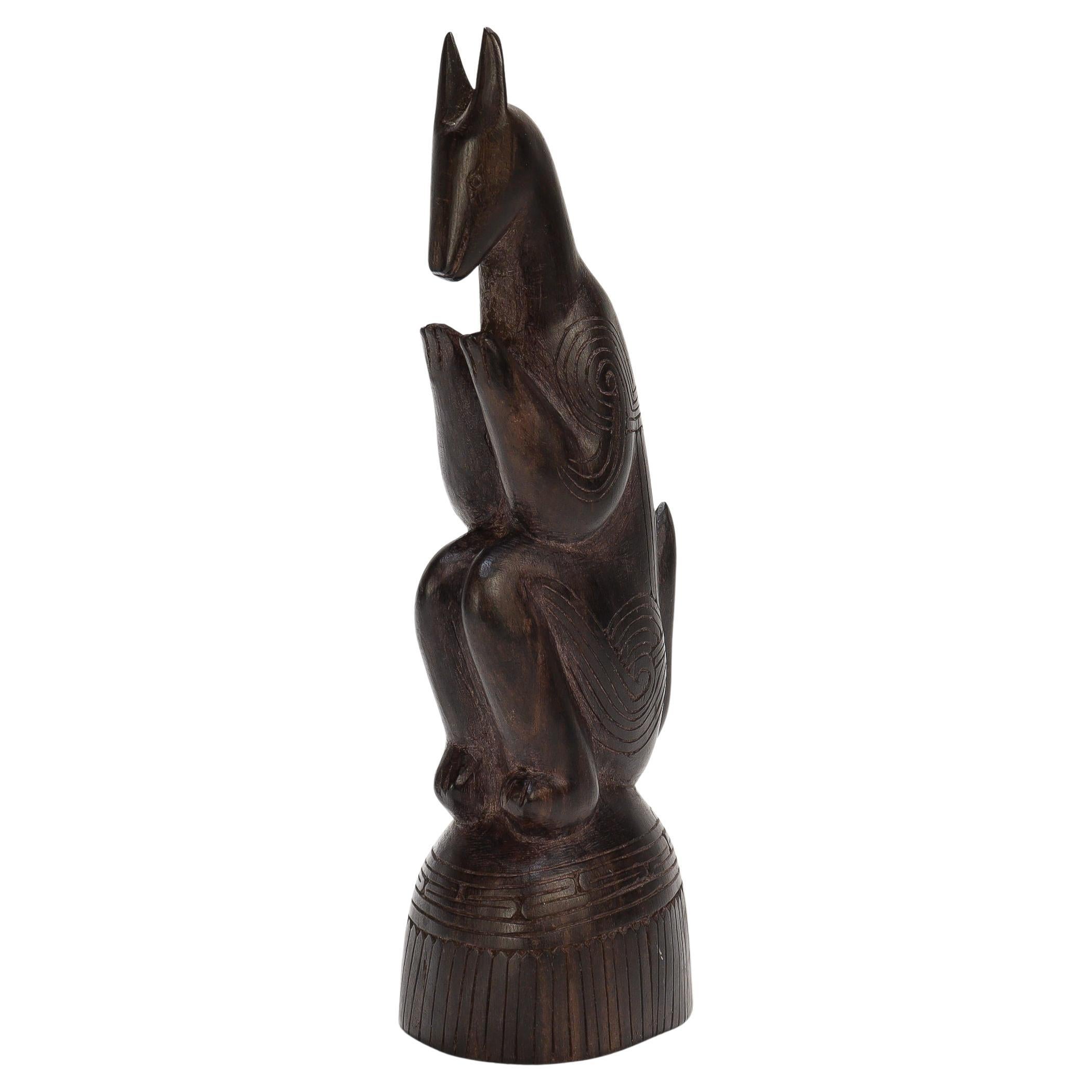 Vecchia o antica statuetta di legno intagliata delle Isole Trobriand con albero accovacciato del canguro in vendita