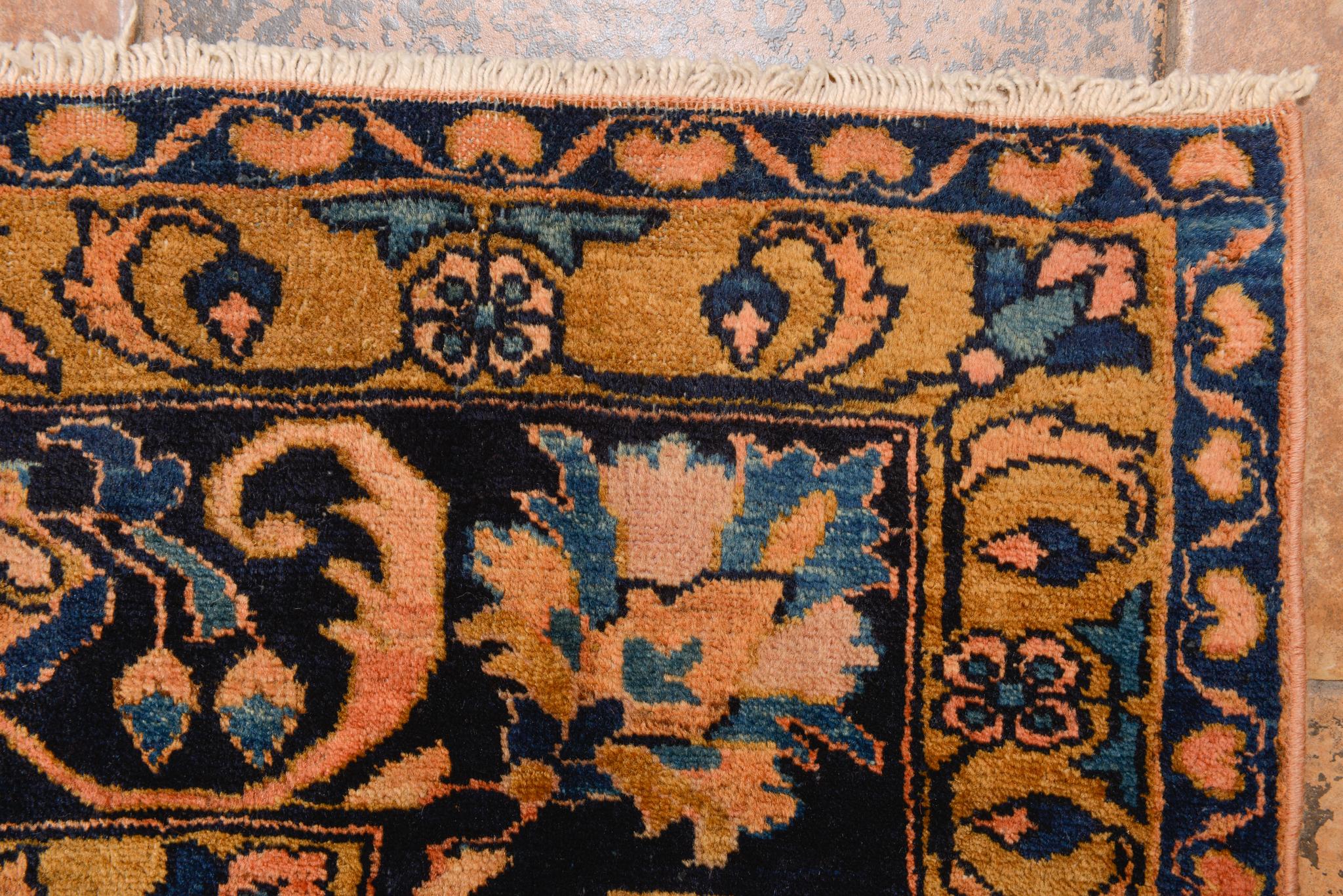 Antiker, eleganter, seltener, orientalischer Teppich (Handgeknüpft) im Angebot
