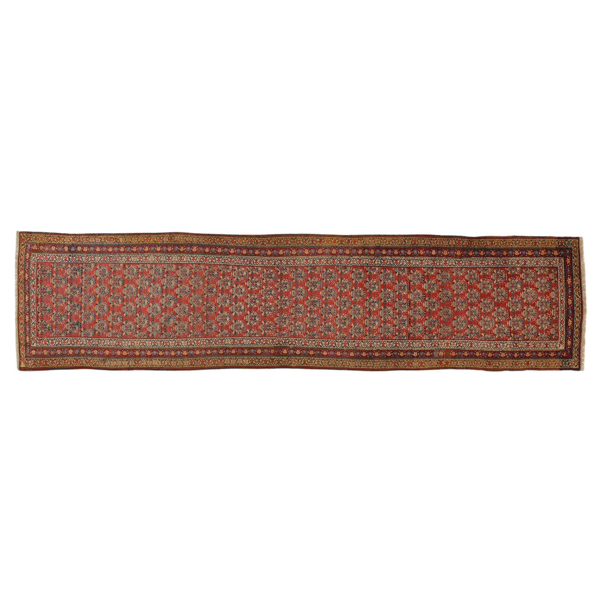 nr. 462  - Elegant chemin de table avec un motif de petits vases de fleurs sur l'ensemble du champ, qui est d'une belle couleur rouge corail.
Les nombreux cadres avec des guirlandes de fleurs polychromes soulignent sa qualité.