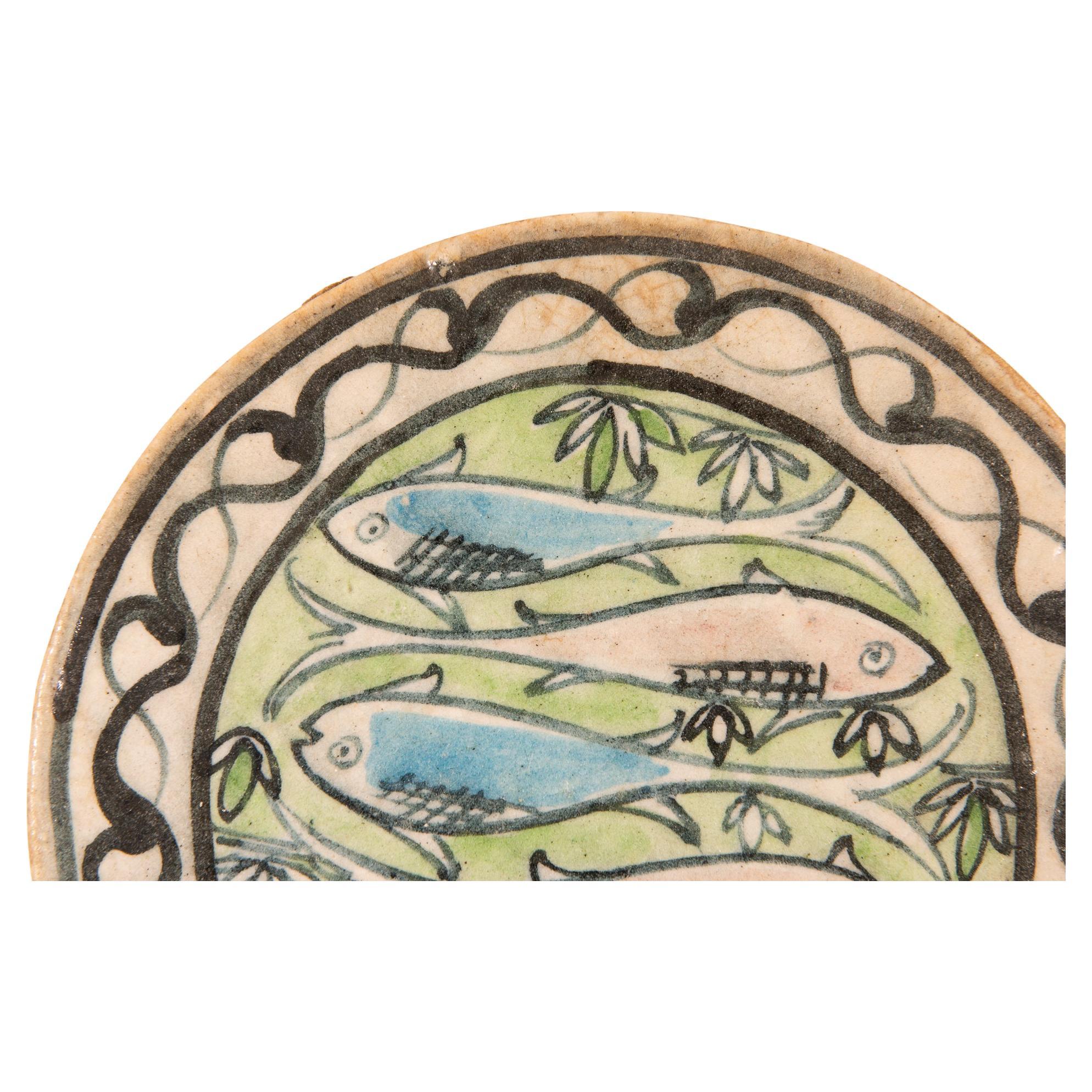 Antiguo azulejo de cerámica oriental pintado a mano con peces Otro en venta