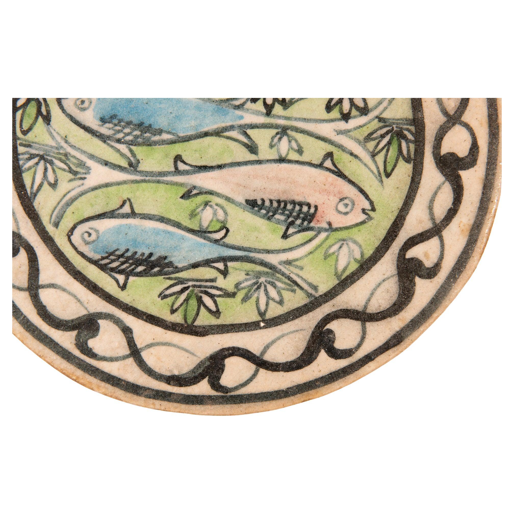 Antiguo azulejo de cerámica oriental pintado a mano con peces Centroasiático en venta