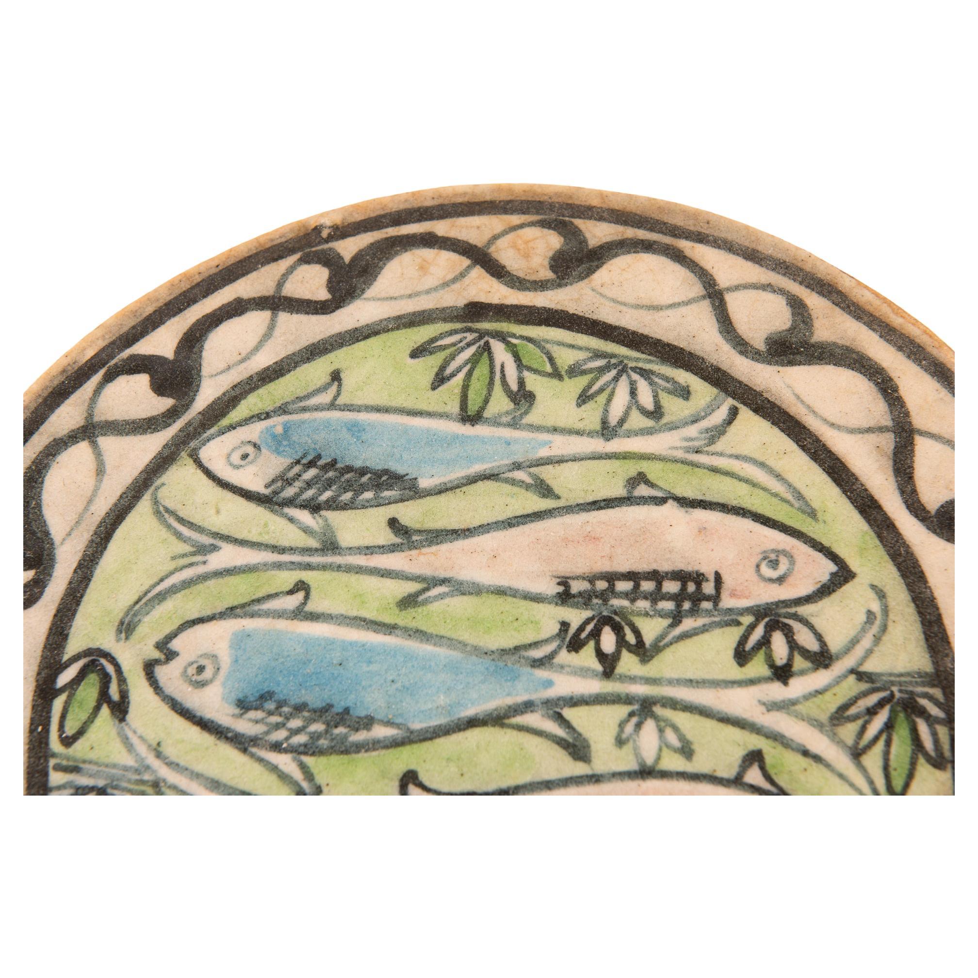Antiguo azulejo de cerámica oriental pintado a mano con peces Pintado a mano en venta