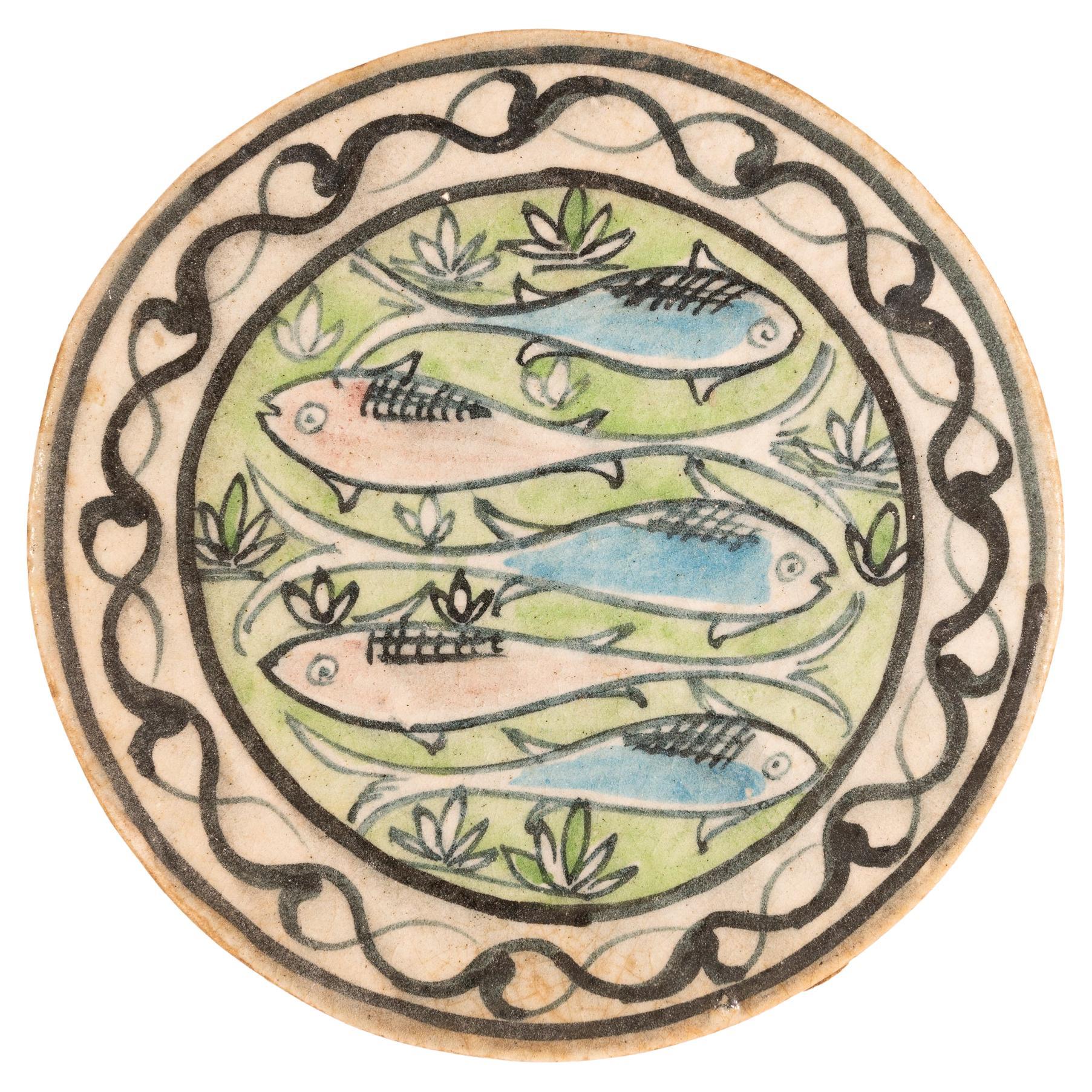 Vecchia piastrella orientale dipinta a mano in ceramica con pesce