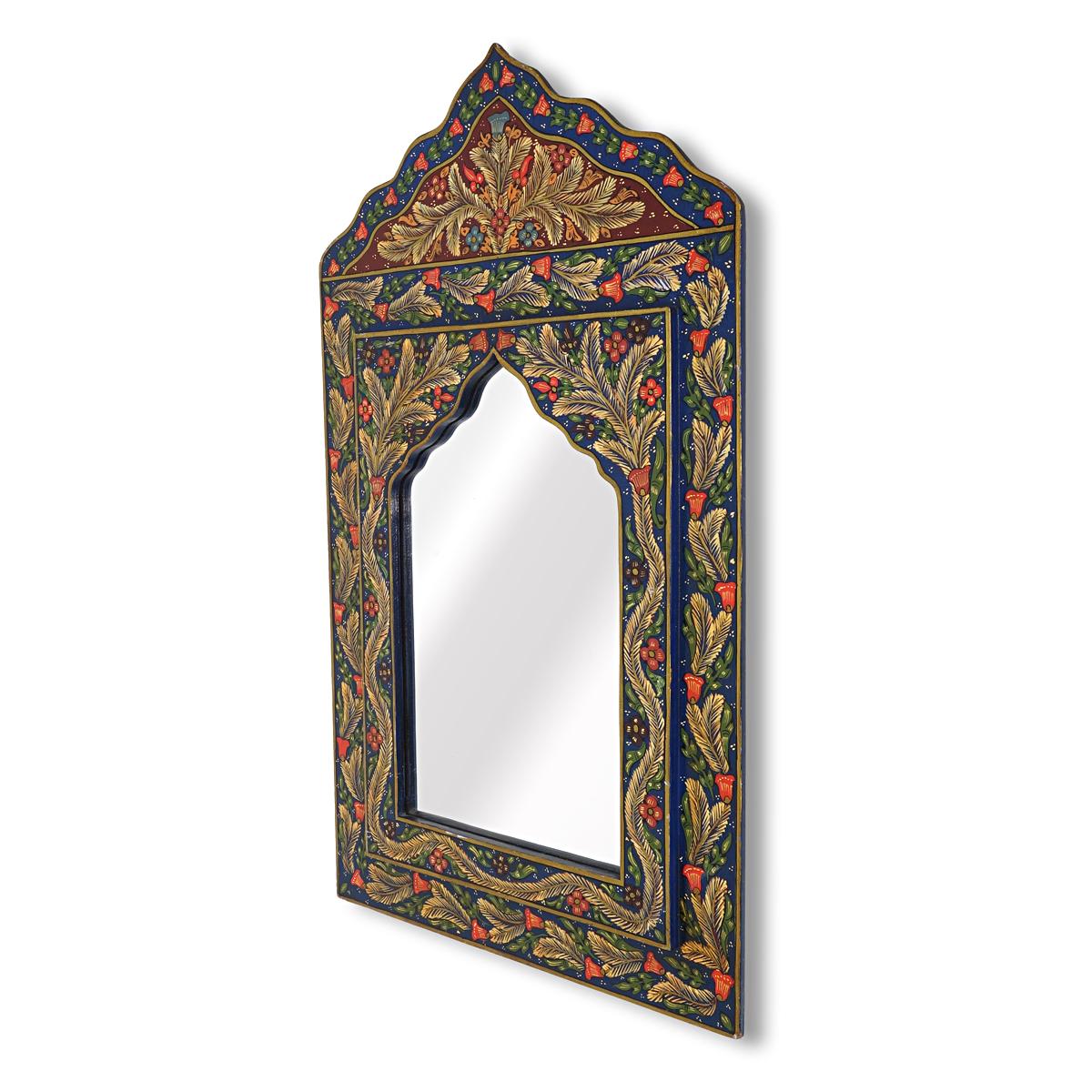 This exciting mirror would not look out of place in a decor telling the stories out of 1001 Nights.
Its clearly oriental vibe can especially be noticed in the shape in which the wood has been sawn and the color and shape patterns it is decorated