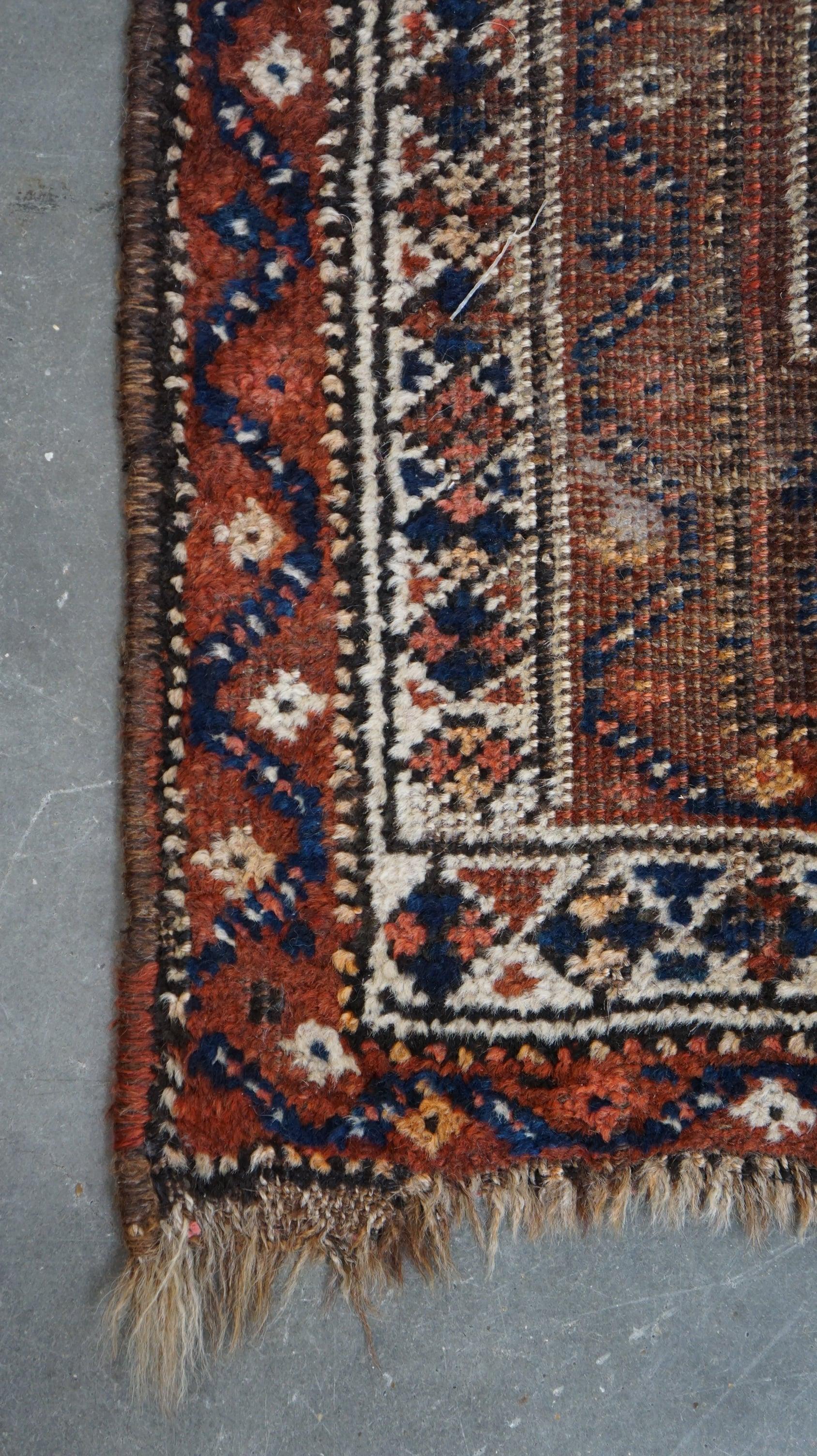 20th Century Old oriental rug with beautiful colors and a nice vintage look 155x112 cm For Sale