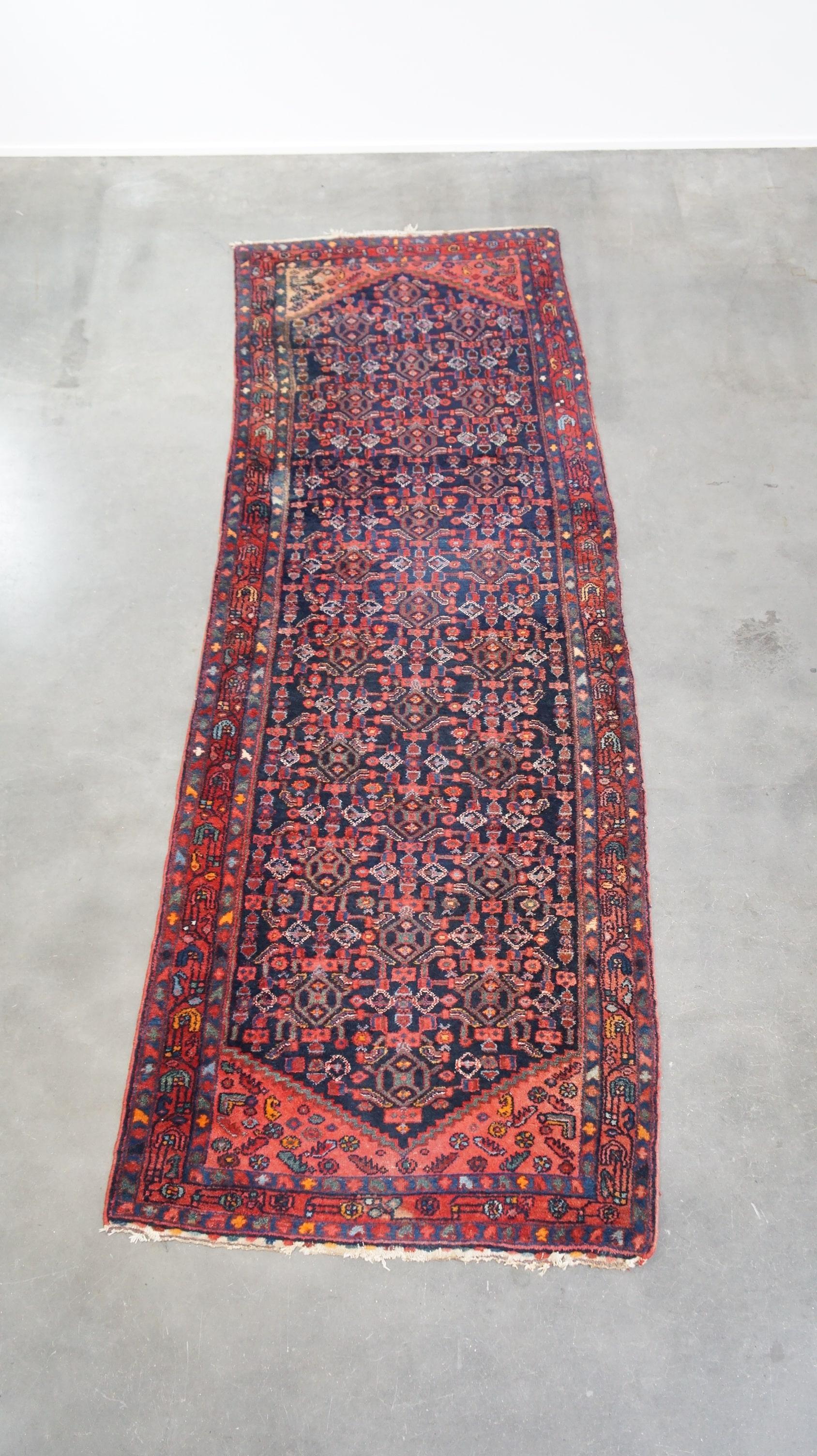 Offert cet ancien chemin de table oriental fait à la main avec des tons bleu foncé et rouge 315x105cm.

Faites briller votre intérieur avec ce magnifique tapis. Il a de belles couleurs et de beaux détails. Ces types de tapis ne sont pas seulement