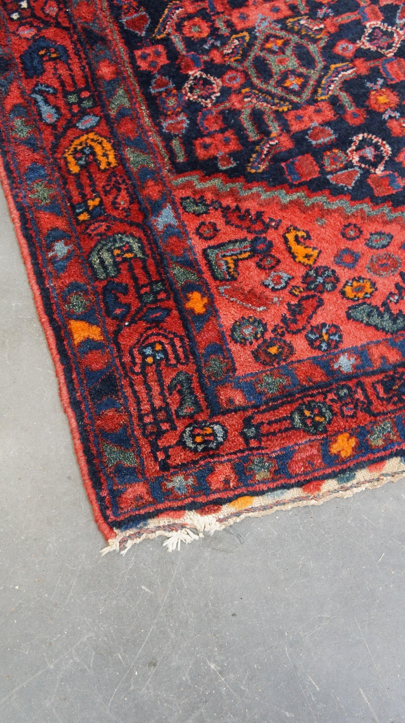 Fait main Ancien chemin de table oriental fait à la main avec des tons bleu foncé et rouge 315x105cm en vente