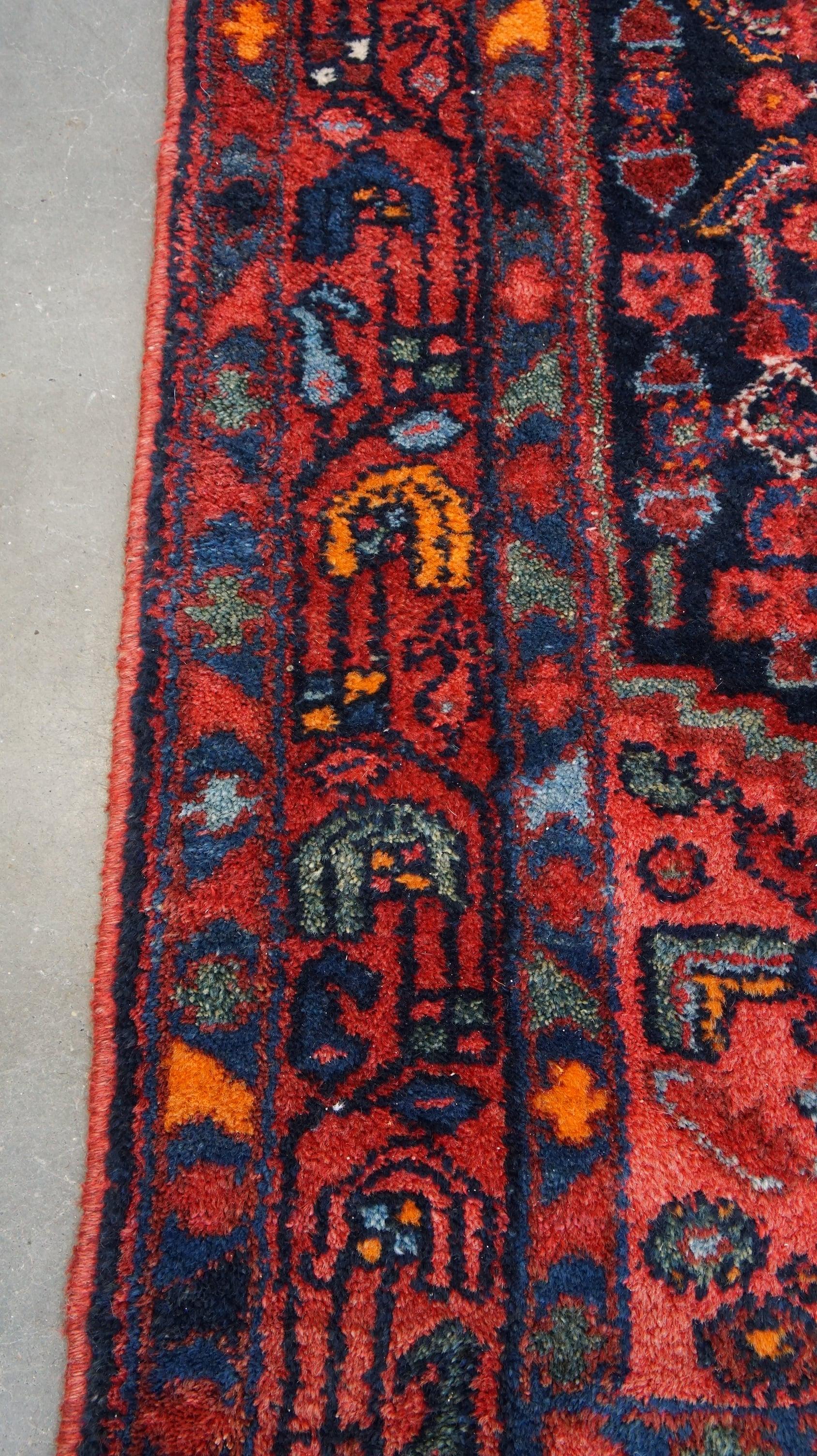 Ancien chemin de table oriental fait à la main avec des tons bleu foncé et rouge 315x105cm État moyen - En vente à Harderwijk, NL