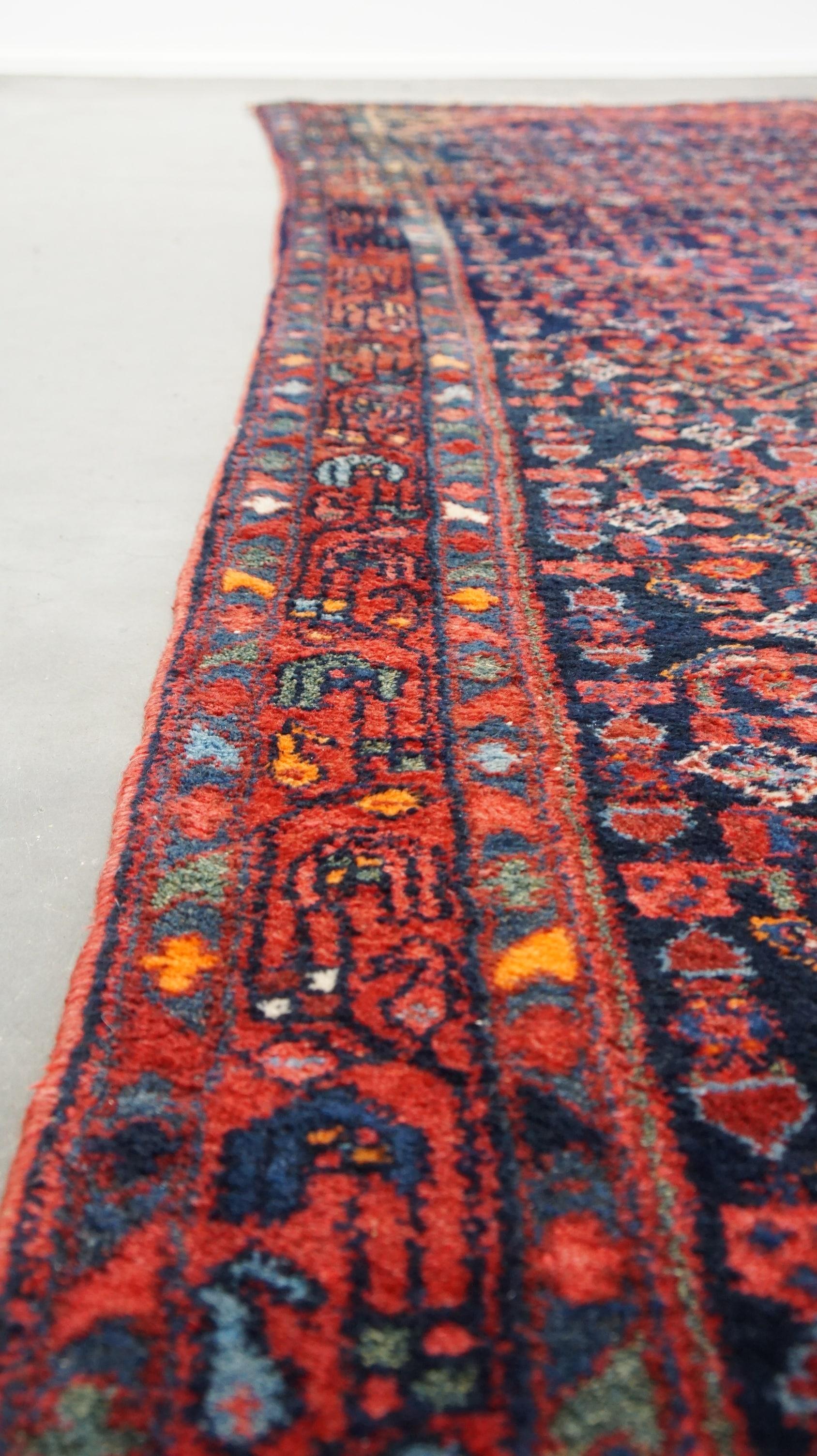 20ième siècle Ancien chemin de table oriental fait à la main avec des tons bleu foncé et rouge 315x105cm en vente