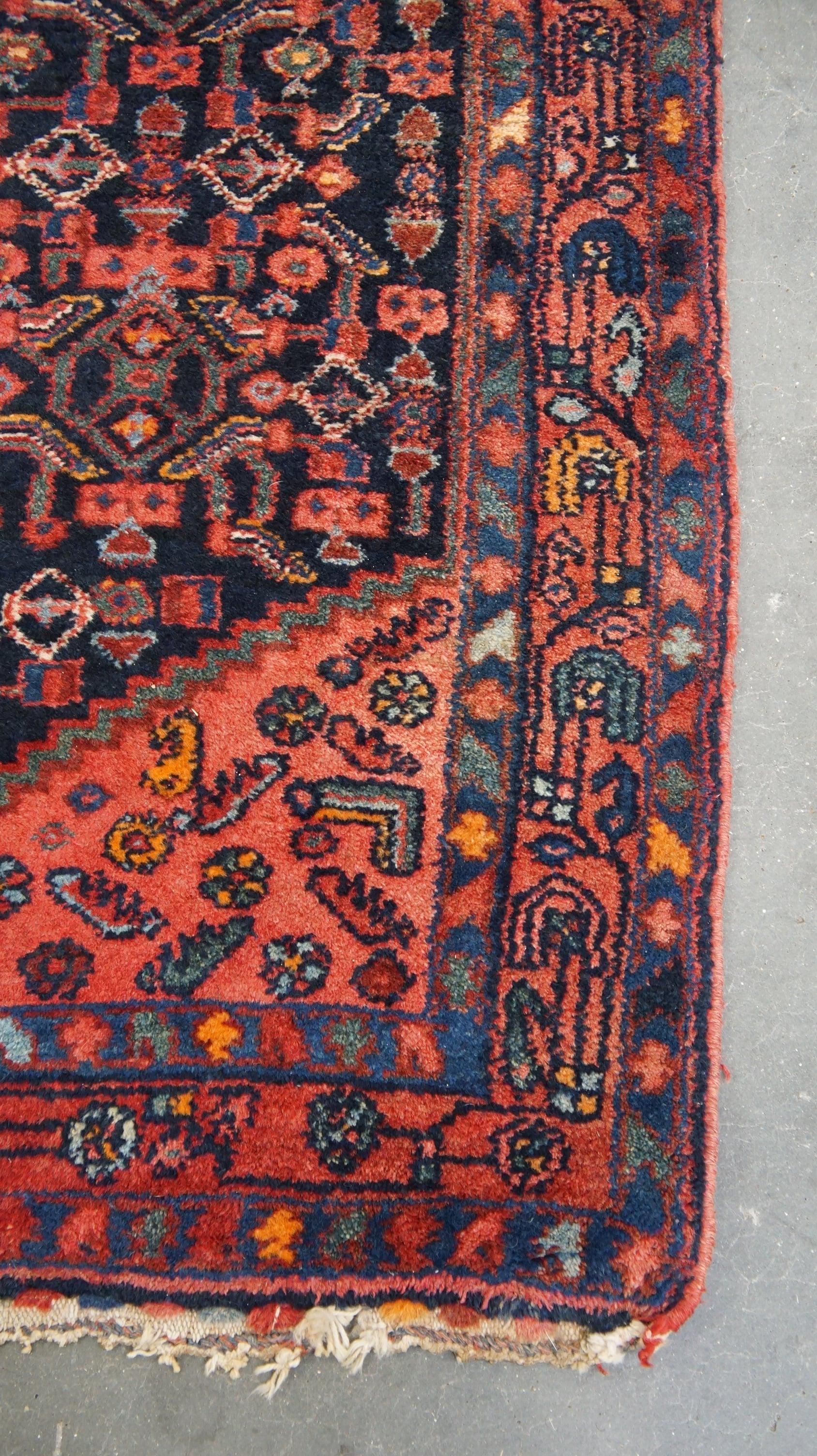 Ancien chemin de table oriental fait à la main avec des tons bleu foncé et rouge 315x105cm en vente 1